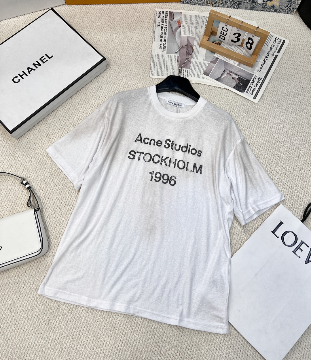 NO:308459,Summer new style Acne classic 1996 Stockholm old short-sleeved T-shirt, washed black, neckline grinding, old retro printing, ultra-thin cotton fabric, slack and lazy, ultra-thin and soft cotton linen material with old printing, casual and free and easy in sack~ AC's beggar style, this style is super difficult to buy, black, not traditional black, a little gray tone black, very unique. The American style of 1996 letter printing, retro round neck loose style, wider audience. The cold and high-end feeling, unique and special design sense, a very commemorative top This style belongs to the same style of men and women, Nordic style is fashionable and simple, the print is cracked and old style, with holes in the neckline, 5 colors and three standards are complete ruler, acne studios, T-shirt, tees, t-shirt, alexander wang19860909夏季新款 Acne经典1996斯德哥尔摩做旧短袖T恤,水洗黑,领口磨破工艺,做旧复古印花,超薄棉面料,松弛感慵懒十足,超薄细软的棉麻材质配上做旧印花,披着麻袋的随性洒脱～ AC的乞丐风,这款超级难买,黑色,不是传统的黑色,带一点灰调的黑色,十分独特.1996字母印花的美式风格,复古圆领宽松的款式受众更广.冷淡系高级感,独特别致的设计感,非常有纪念意义的一件上衣 这款属于男女同款,北欧式的时髦简单,印花是皲裂式做旧风,领口有破洞处,5色出三标齐全 尺,,acne studios,T-shirt,tees，t-shirt,alexander wang,Women's clothing