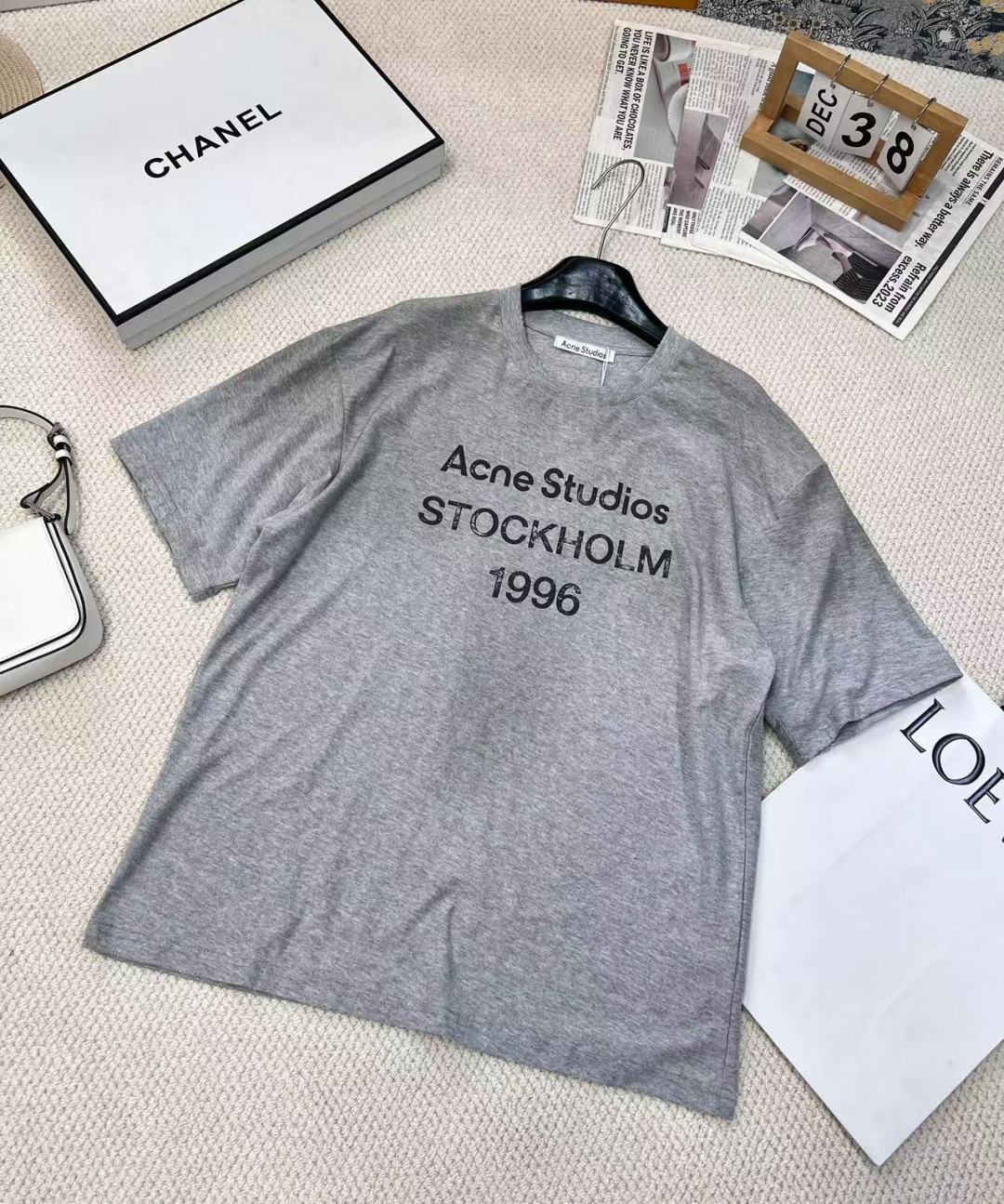 NO:308463,New summer style Acne classic 1996 Stockholm old short-sleeved T-shirt, washed black, neckline grinding, old retro printing, ultra-thin cotton fabric, slack and lazy, ultra-thin and soft cotton linen material with old printing, casual and free and easy in sack~ AC's beggar style, this style is super difficult to buy, black, not traditional black, a little gray tone, very unique. The American style of 1996 letter printing, retro round neck loose style, wider audience. The cold and high-end feeling, unique and special design sense, a very commemorative top This style belongs to the same style of men and women, Nordic style is fashionable and simple, the print is cracked and old style, with holes in the neckline, 5 colors and three standards are complete Size sml code, acne studios, T-shirt,tees, t-shirt,alexander wang19860909夏季新款 Acne经典1996斯德哥尔摩做旧短袖T恤,水洗黑,领口磨破工艺,做旧复古印花,超薄棉面料,松弛感慵懒十足,超薄细软的棉麻材质配上做旧印花,披着麻袋的随性洒脱～ AC的乞丐风,这款超级难买,黑色,不是传统的黑色,带一点灰调的黑色,十分独特.1996字母印花的美式风格,复古圆领宽松的款式受众更广.冷淡系高级感,独特别致的设计感,非常有纪念意义的一件上衣 这款属于男女同款,北欧式的时髦简单,印花是皲裂式做旧风,领口有破洞处,5色出三标齐全 尺码sml 编码,,acne studios,T-shirt,tees，t-shirt,alexander wang,Women's clothing