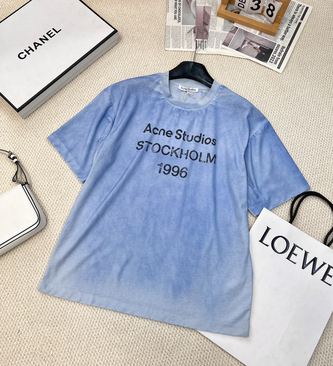 NO:308467,New summer style Acne classic 1996 Stockholm old short-sleeved T-shirt, washed black, neckline grinding, old retro printing, ultra-thin cotton fabric, slack and lazy, ultra-thin and soft cotton linen material with old printing, casual and free and easy in sack~ AC's beggar style, this style is super difficult to buy, black, not traditional black, a little gray tone black, very unique. The 1996 letter printing has an American style, the retro round neck loose style has a wider audience. The cold and high-end feeling, a unique and special design sense, a very commemorative top This style belongs to the same style of men and women, Nordic style is fashionable and simple, the print is cracked and old style, with holes in the neckline, 5 colors and three standards are complete Size sml, acne studios, T-shirt,tees, t-shirt,alexander wang19860909夏季新款 Acne经典1996斯德哥尔摩做旧短袖T恤,水洗黑,领口磨破工艺,做旧复古印花,超薄棉面料,松弛感慵懒十足,超薄细软的棉麻材质配上做旧印花,披着麻袋的随性洒脱～ AC的乞丐风,这款超级难买,黑色,不是传统的黑色,带一点灰调的黑色,十分独特.1996字母印花的美式风格,复古圆领宽松的款式受众更广.冷淡系高级感,独特别致的设计感,非常有纪念意义的一件上衣 这款属于男女同款,北欧式的时髦简单,印花是皲裂式做旧风,领口有破洞处,5色出三标齐全 尺码sml 编,,acne studios,T-shirt,tees，t-shirt,alexander wang,Women's clothing