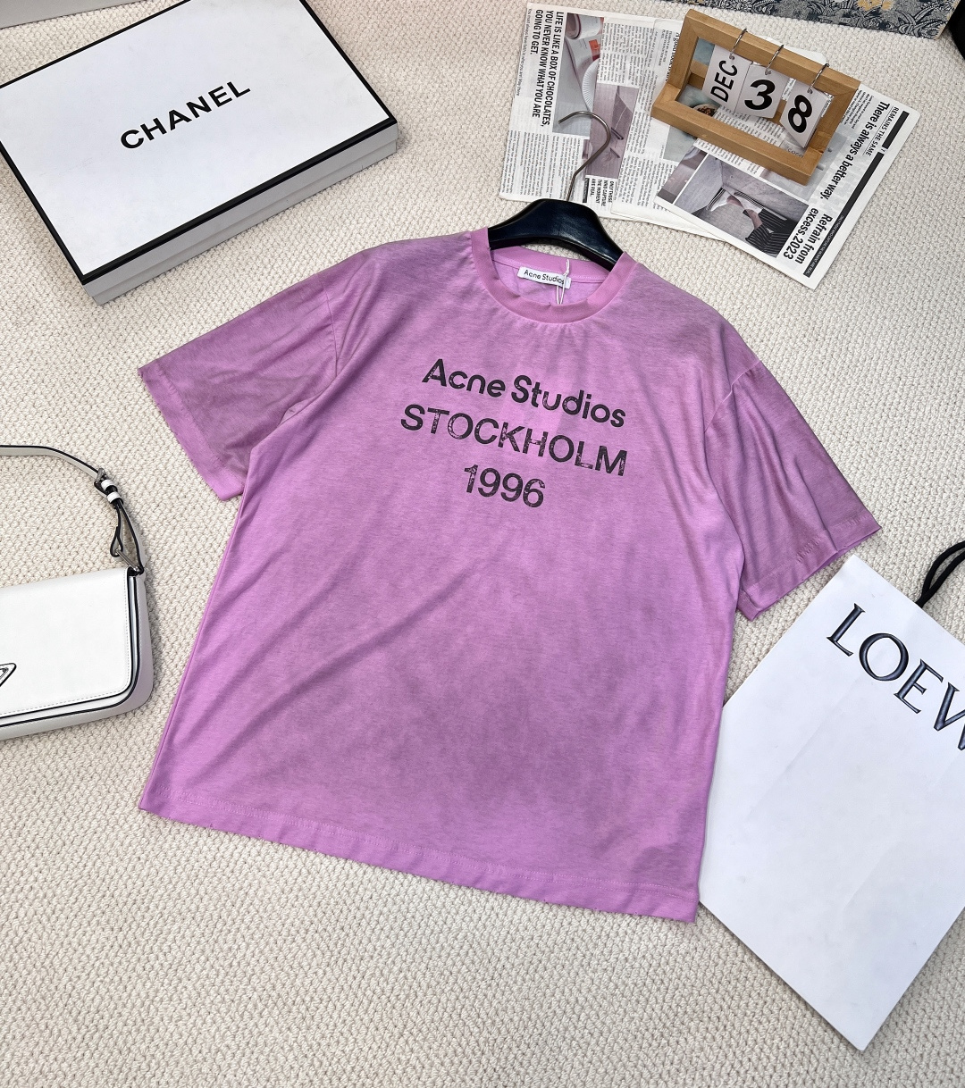 NO:308452,New summer style Acne classic 1996 Stockholm old short-sleeved T-shirt, washed black, neckline grinding, old retro printing, ultra-thin cotton fabric, slack and lazy, ultra-thin and soft cotton linen material with old printing, casual and free and easy in sack~ AC's beggar style, this style is super difficult to buy, black, not traditional black, a little gray tone, very unique. The American style of 1996 letter printing, retro round neck loose style, wider audience. The cold and high-end feeling, unique and special design sense, a very commemorative top This style belongs to the same style of men and women, Nordic style is fashionable and simple, the print is cracked and old style, with holes in the neckline, 5 colors and three standards are complete Size sml code, acne studios, T-shirt,tees, t-shirt,alexander wang19860909夏季新款 Acne经典1996斯德哥尔摩做旧短袖T恤,水洗黑,领口磨破工艺,做旧复古印花,超薄棉面料,松弛感慵懒十足,超薄细软的棉麻材质配上做旧印花,披着麻袋的随性洒脱～ AC的乞丐风,这款超级难买,黑色,不是传统的黑色,带一点灰调的黑色,十分独特.1996字母印花的美式风格,复古圆领宽松的款式受众更广.冷淡系高级感,独特别致的设计感,非常有纪念意义的一件上衣 这款属于男女同款,北欧式的时髦简单,印花是皲裂式做旧风,领口有破洞处,5色出三标齐全 尺码sml 编码,,acne studios,T-shirt,tees，t-shirt,alexander wang,Women's clothing