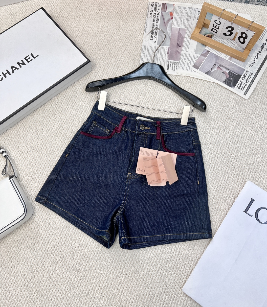 NO:308453,Miumi* 25 early spring new product!  Miu home dark red velvet leather edge-covered straight denim shorts, contrasting retro solid color splicing fashionable and personalized jeans, versatile style red elk plush walk-by-side design back bag red embroidered letters paired with overall dark color, high-quality denim fabric. The upper body is really comfortable, fashionable and toned jeans!  Three-standard large-scale products are available in size sml, miumiu, shorts, jeans, alexander wang19860909Miumi* 25早春新品！miu家深色红绒皮包边直筒牛仔短裤,撞色复古纯色拼接时髦个性牛仔裤,百搭款 红色麋鹿毛绒走边搭配设计背袋红色刺绣字母搭配整体深色,高品质牛仔面料 上身真的很舒适,时髦腔调感的牛仔裤！三标齐全大货出 尺码sml,,miumiu,shorts,jeans,alexander wang,Women's clothing