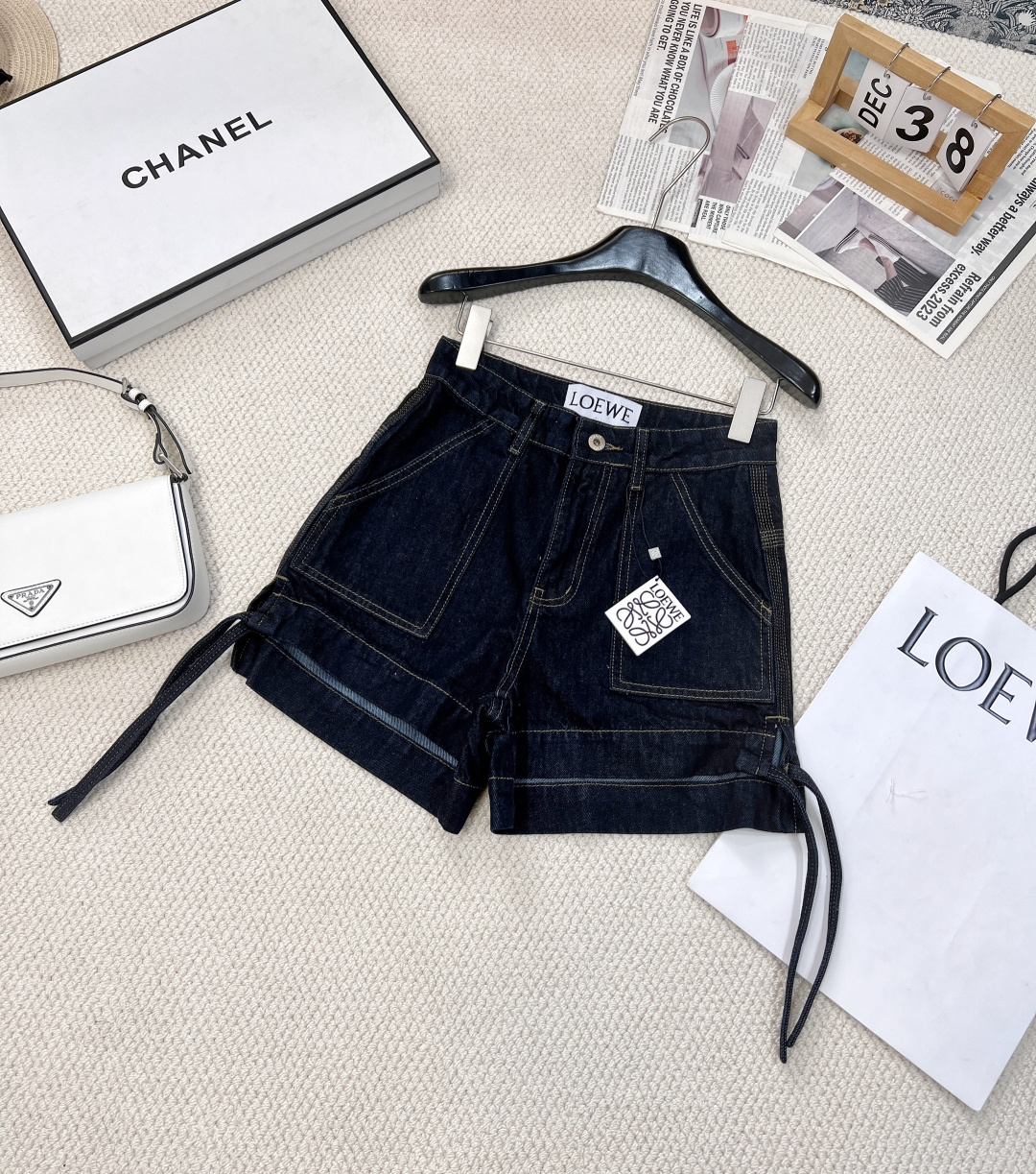 NO:308451,2025 early spring new LOEWE LOEWE new denim dark denim shorts. Imported denim non-distorted pure cotton fabric, customized hardware leather cards, sewing leather cards, not very short style, extended version, tied ropes on both sides, design of more fashionable upper body, very versatile and slimming!  Three-standard large-scale products are available in size sml, loewe, loewe, shorts, alexander wang198609092025早春新款LOEWE罗意威新品丹宁深色牛仔短裤.进口丹宁不掉色纯棉面料,定制五金皮牌,车缝皮牌,不是很短的版型,加长版,两侧绑绳流苏设计上身更时髦,非常百搭显瘦！三标齐全大货出 尺码sml 编,,loewe,loewe,shorts,alexander wang,Women's clothing