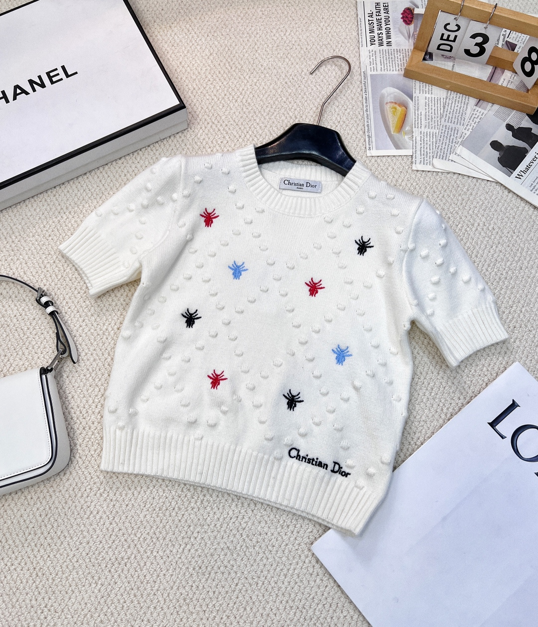 NO:308988,DIOR Little Bee embroidered knitted short sleeves. High-quality knitted fabrics have delicate touch and are comfortable to wear. Little Bee embroidery is exquisite and vivid, colorful and playful, adding unique highlights to simple short sleeves. The brand’s classic elements are cleverly integrated to show luxury style and personal taste, and are a wardrobe item that fashion experts cannot miss. Every detail reveals exquisiteness. This piece really reveals a touch of exquisiteness. It looks soft and comfortable inside or alone. Playful and age-reducing and noble. Whoever wears it looks good. The temperament is versatile. Shows sweet and elegant ladylike temperament. The noble girl’s outfit is gentle and white moonlight. The short sleeves that make people fall in love with at a glance. Size sml code, dior, dior, T-shirt, alexander wang19860909DIOR 迪奥小蜜蜂刺绣针织短袖.优质针织面料,触感细腻,穿着自在.衣身小蜜蜂刺绣精致生动,多彩造型灵动俏皮,为简约短袖增添独特亮点.品牌经典元素巧妙融入,彰显奢华格调与个性品味,是时尚达人们不容错过的衣橱单品. 每一个细节都透露着精致这件真的透露着丝丝精致的感觉 内搭还是单穿都好看上身柔软舒适 俏皮减龄又贵气 谁穿谁好看 气质百搭 尽显甜美优雅淑女气质 贵气千金穿搭温柔白月光 让人一眼就会爱上的千金小短袖 尺码sml 编码,,dior,dior,T-shirt,alexander wang,Women's clothing