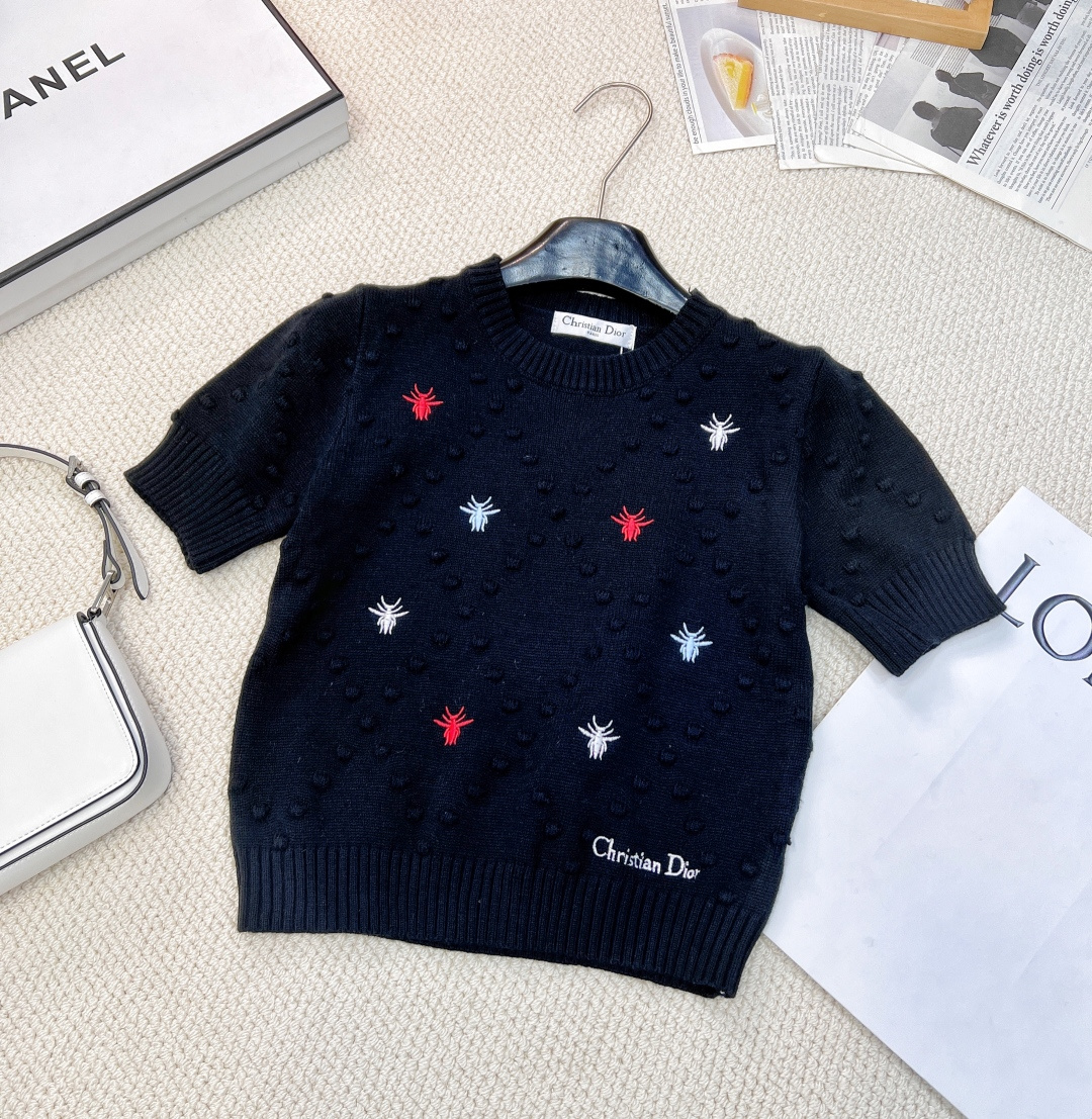 NO:308992,DIOR Little Bee embroidered knitted short sleeves. High-quality knitted fabrics have delicate touch and are comfortable to wear. Little Bee embroidery is exquisite and vivid, colorful and playful, adding unique highlights to simple short sleeves. The brand’s classic elements are cleverly integrated to show luxury style and personal taste, and are a wardrobe item that fashion experts cannot miss. Every detail reveals exquisiteness. This piece really reveals a touch of exquisiteness. It looks soft and comfortable inside or alone. Playful and age-reducing and noble. Whoever wears it looks good. The temperament is versatile. Shows sweet and elegant ladylike temperament. The noble girl’s outfit is gentle and white moonlight. The short sleeves that make people fall in love with at a glance. Size sml , edited, dior, dior, T-shirt, alexander wang19860909DIOR 迪奥小蜜蜂刺绣针织短袖.优质针织面料,触感细腻,穿着自在.衣身小蜜蜂刺绣精致生动,多彩造型灵动俏皮,为简约短袖增添独特亮点.品牌经典元素巧妙融入,彰显奢华格调与个性品味,是时尚达人们不容错过的衣橱单品. 每一个细节都透露着精致这件真的透露着丝丝精致的感觉 内搭还是单穿都好看上身柔软舒适 俏皮减龄又贵气 谁穿谁好看 气质百搭 尽显甜美优雅淑女气质 贵气千金穿搭温柔白月光 让人一眼就会爱上的千金小短袖 尺码sml 编,,dior,dior,T-shirt,alexander wang,Women's clothing