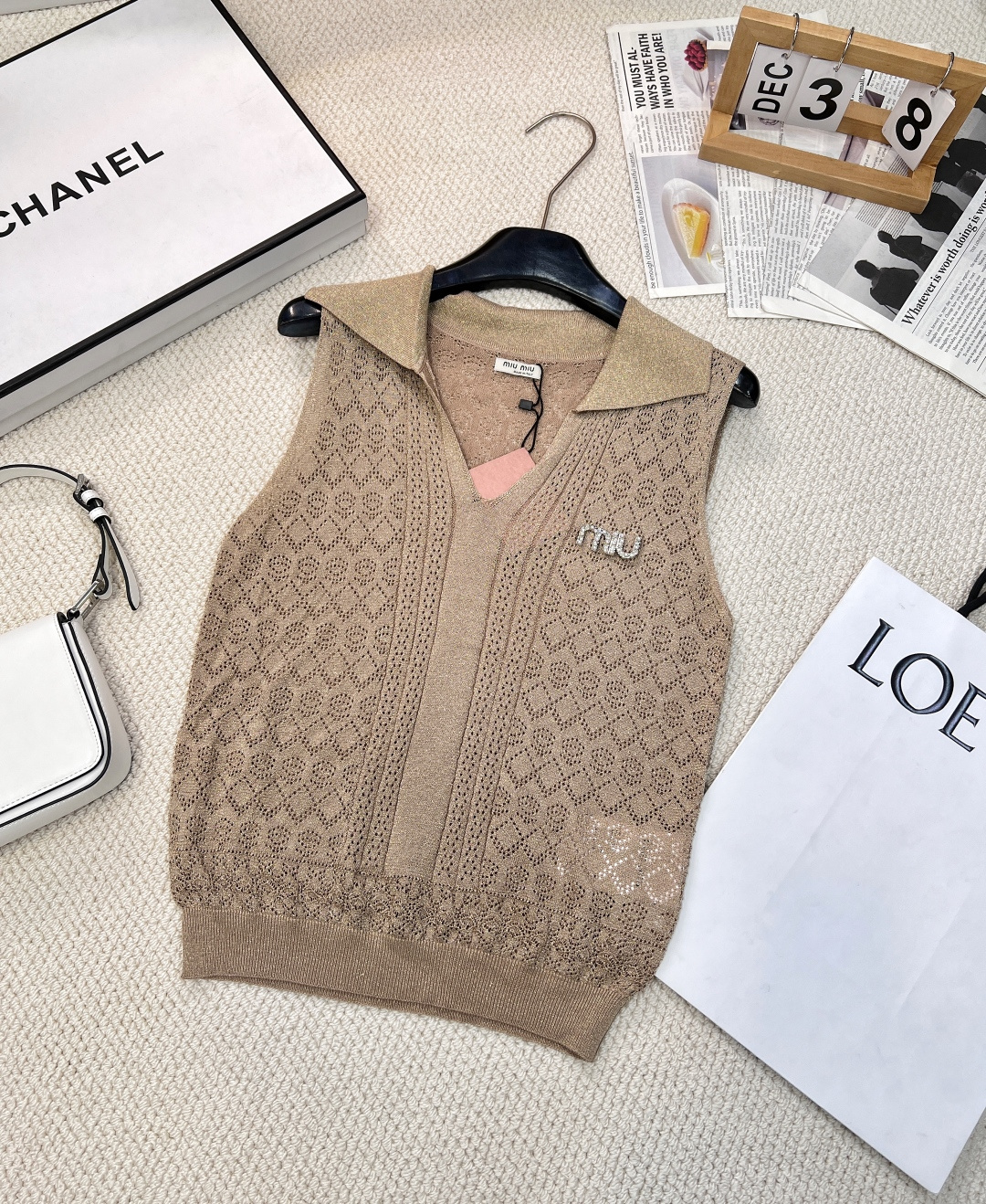 NO:308996,Miumiu's new spring and summer lapel design knitted vest, with excellent texture, breathable and skin-friendly. The unique lapel design adds a bit of ability and elegance. The unique feature is that the logo decoration can be freely disassembled, changing the style at will, showing the ingenuity of personality. The exquisite knitted texture and exquisite craftsmanship can easily create Mumiu's unique fashionable style, which is highly sought after by fashion enthusiasts. The super design-feeling rate of 100% wear lapel design can be matched with eternal and classic styles in formal occasions in daily life~ The fabric is made of 90-day silk 10 nylon, which is not stuffy at all, and is super comfortable!  V-neck makes your neck look slender, and it looks very slim, two colors, size sml, miumiu, alexander wang19860909miumiu 春夏新款翻领设计针织背心,质感上乘,透气又亲肤.别致翻领设计,增添几分干练优雅.独特之处在于徽标装饰可自由拆卸,随心变换风格,彰显个性巧思.精致针织纹理,工艺精湛,无论是单穿还是叠搭,都能轻松打造出缪缪独有的时髦造型,备受时尚爱好者追捧. 超有设计感的回头率百分百穿搭翻领设计正式场合日常都能搭配永恒经典款不过时～ 面料采用90天丝10尼龙 完全不会闷热 超级舒服！ V领显脖子修长 很显瘦的一款,两色出 尺码sml 编,,miumiu,alexander wang,Women's clothing