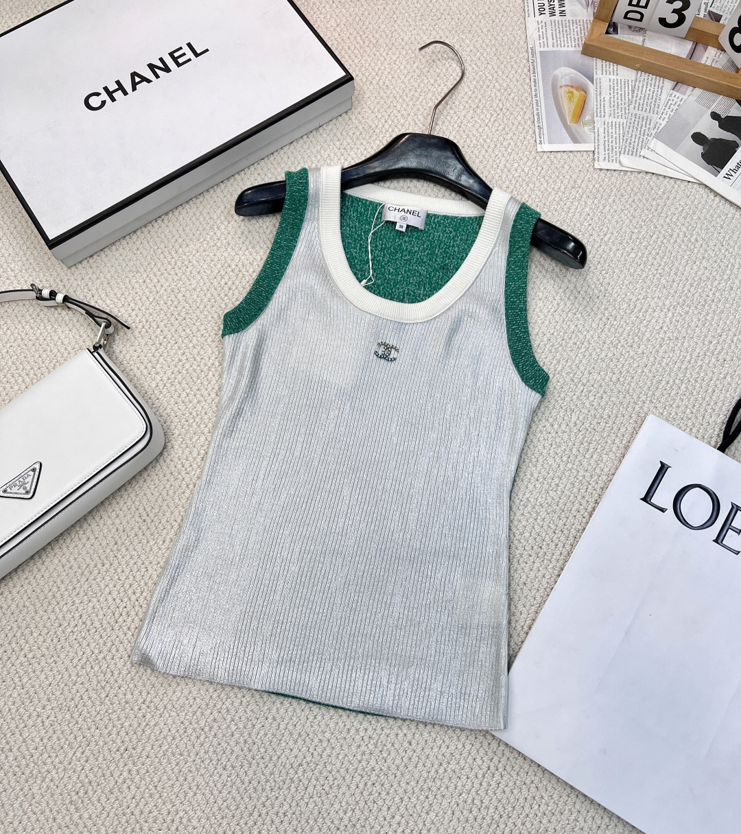 NO:308998,Chanel2025 new two-color spliced ​​knitted round neck vest, customized YB cotton wool knitted material, comfortable and soft, full of elasticity, round neck knitted vest cut, the whole body is made of metallic silver rose red or grass green spliced ​​on the back and cuffs, bold and avant-garde and futuristic atmosphere, matched with double C-marks on the chest, more brand design texture, vertical pit strips are comfortable and elastic, regular style, smooth and inclusive, slim and fashionable, 25 early spring new products, wearable in all seasons, customized surface accessories, accurate version, high version, 2 colors and three standards, complete large-scale products, size sml, chanel, alexander wang19860909Chanel2025新款两色拼接针织圆领背心,定制YB棉毛针织材质 舒适软糯 弹力十足 圆领针织背心裁剪 通体以金属感银色玫红或草绿拼接于后背和袖口而成 用色大胆充满前卫未来气息 搭配胸前嵌钻双C标 更显品牌设计质感 竖坑条舒适有弹力 常规版型 流畅包容 显瘦时髦 25早春新品 四季可穿 定制面辅料 认准版本 高版本 2色出三标齐全大货出 尺码sml 编,,chanel,alexander wang,Women's clothing