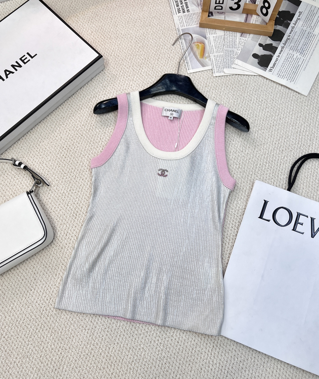 NO:309002,Chanel2025 new two-color spliced ​​knitted round neck vest, customized YB cotton wool knitted material, comfortable and soft, full of elasticity, round neck knitted vest cut, the whole body is made of metallic silver rose red or grass green spliced ​​on the back and cuffs, bold and avant-garde and futuristic atmosphere, matched with double C-marks on the chest, more brand design texture, vertical pit strips are comfortable and elastic, regular style, smooth and inclusive, slim and fashionable, 25 early spring new products, wearable in all seasons, customized surface accessories, accurate version, high version, 2 colors and three standards, complete large-scale products, size sml, chanel, alexander wang19860909Chanel2025新款两色拼接针织圆领背心,定制YB棉毛针织材质 舒适软糯 弹力十足 圆领针织背心裁剪 通体以金属感银色玫红或草绿拼接于后背和袖口而成 用色大胆充满前卫未来气息 搭配胸前嵌钻双C标 更显品牌设计质感 竖坑条舒适有弹力 常规版型 流畅包容 显瘦时髦 25早春新品 四季可穿 定制面辅料 认准版本 高版本 2色出三标齐全大货出 尺码sml 编,,chanel,alexander wang,Women's clothing