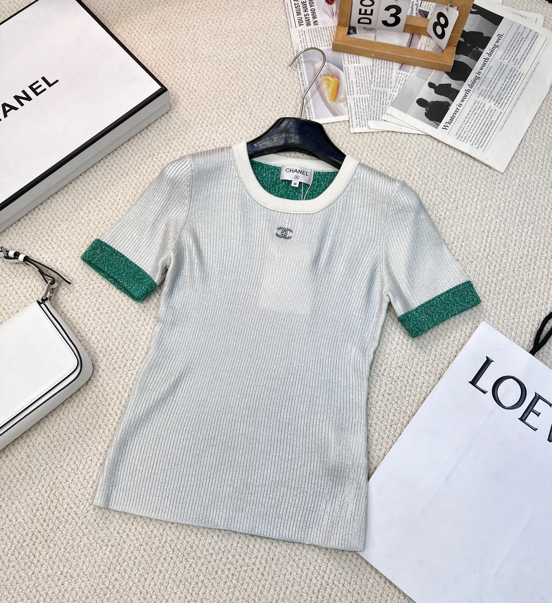 NO:309004,Chanel2025 new two-color spliced ​​knitted round neck short sleeves, customized YB cotton wool knitted material, comfortable and soft, full of elasticity, round neck knitted short sleeves cut, the whole body is made of metallic silver pink or grass green spliced ​​on the back and cuffs, bold and avant-garde and futuristic atmosphere, matched with double C-marks on the chest, more brand design texture, vertical pit strips are comfortable and elastic, slim fit style, smooth and inclusive, slim and fashionable, 25 early spring new products, wearable in all seasons, complete three-standard products, size sml code, chanel, T-shirt, alexander wang19860909Chanel2025新款两色拼接针织圆领短袖,定制YB棉毛针织材质 舒适软糯 弹力十足 圆领针织短袖裁剪 通体以金属感银色粉色或草绿拼接于后背和袖口而成 用色大胆充满前卫未来气息 搭配胸前嵌钻双C标 更显品牌设计质感 竖坑条舒适有弹力 修身版型 流畅包容 显瘦时髦 25早春新品 四季可穿 三标齐全大货出 尺码sml 编码,,chanel,T-shirt,alexander wang,Women's clothing