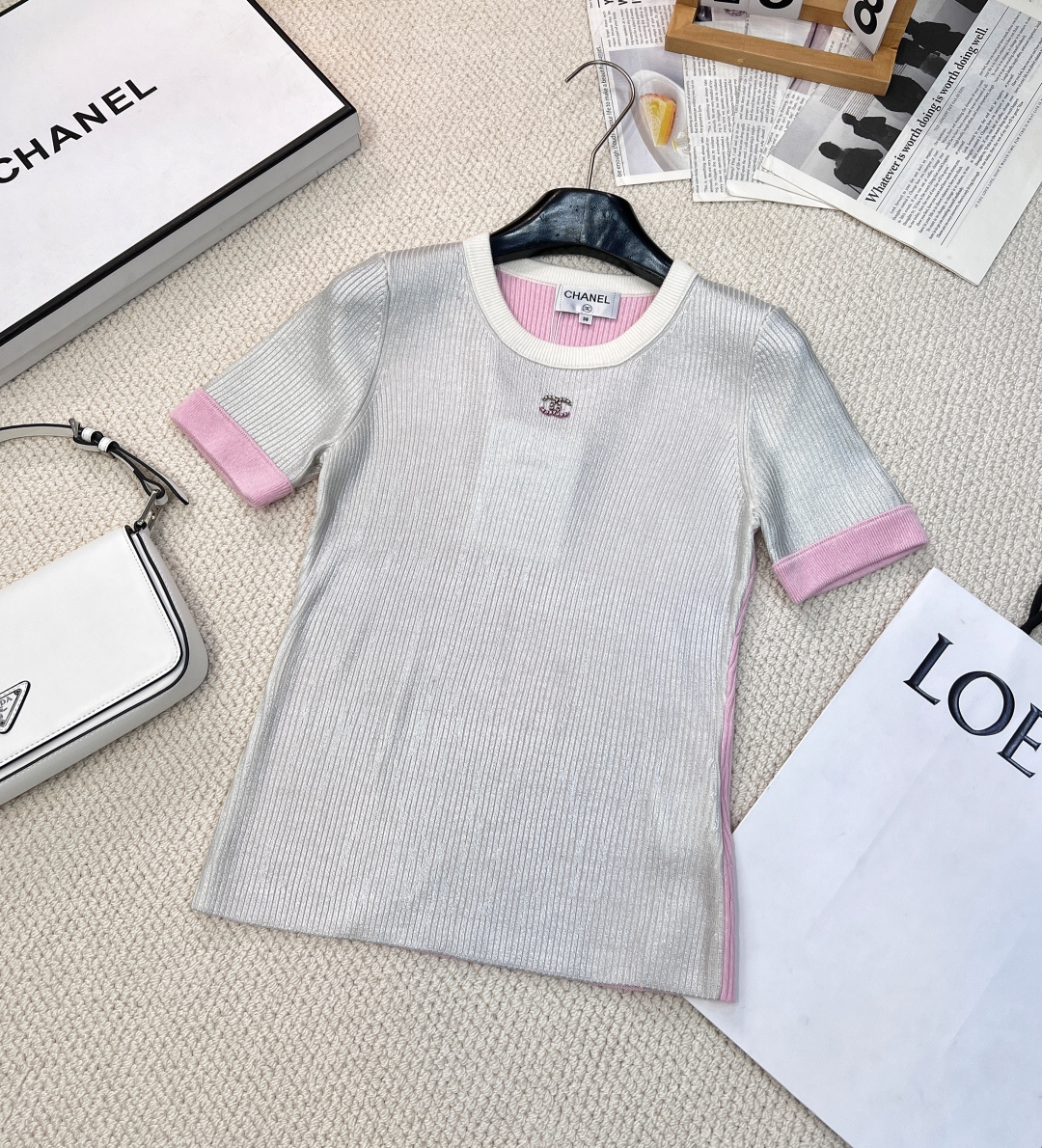NO:309005,Chanel2025 new two-color spliced ​​knitted round neck short sleeves, customized YB cotton wool knitted material, comfortable and soft, full of elasticity, round neck knitted short sleeves cut, made of metallic silver pink or grass green spliced ​​on the back and cuffs, bold and avant-garde and futuristic atmosphere, matched with double C-marks on the chest, more brand design texture, vertical pit strips are comfortable and elastic, slim fit style, smooth and inclusive, slim and fashionable, 25 early spring new products, wearable in all seasons, complete three-standard products, size sml, chanel, T-shirt, alexander wang19860909Chanel2025新款两色拼接针织圆领短袖,定制YB棉毛针织材质 舒适软糯 弹力十足 圆领针织短袖裁剪 通体以金属感银色粉色或草绿拼接于后背和袖口而成 用色大胆充满前卫未来气息 搭配胸前嵌钻双C标 更显品牌设计质感 竖坑条舒适有弹力 修身版型 流畅包容 显瘦时髦 25早春新品 四季可穿 三标齐全大货出 尺码sml,,chanel,T-shirt,alexander wang,Women's clothing