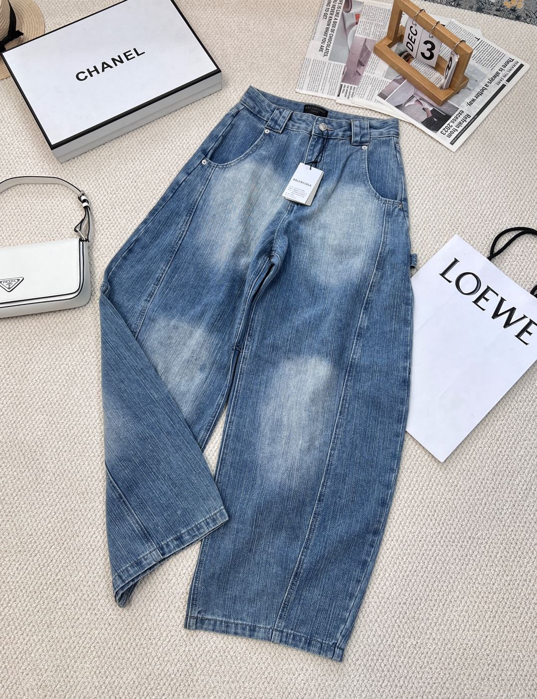 NO:309008,Balenciaga's new digital sprayed jeans, the spring magic pants are coming, the double enzyme washes without fading, custom webbing on both sides, multiple PP, full visual. Super good match to cover the insufficient leg shape, creating a diversified style is no longer a problem. Adding BL Los Angeles street sports design is more layered than ordinary jeans!  The return rate is overwhelming!  !  !  Light color Size sml, balenciaga, jeans, alexander wang19860909Balenciaga 新款数码喷字母牛仔裤 开春神裤爆款来袭,双重酵素洗水不掉色,两侧定制织带,多位PP,视觉十足.超好搭配遮盖腿形不足之外 凹造出多元化风格不再话下 加入BL洛杉矶街头运动风设计相比普通牛仔裤更加有层次感！回头率爆表！！！颜色浅色 尺码sml,,balenciaga,jeans,alexander wang,Women's clothing