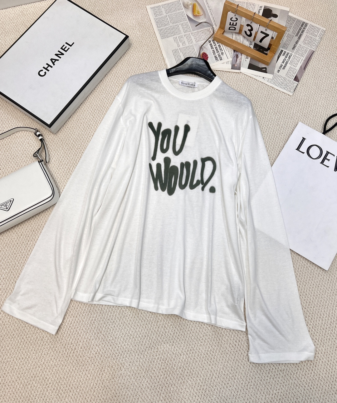NO:309011,New spring and summer Acne graffiti letter long-sleeved T-shirt This glossy white long-sleeved T-shirt is decorated with a unique graffiti print 