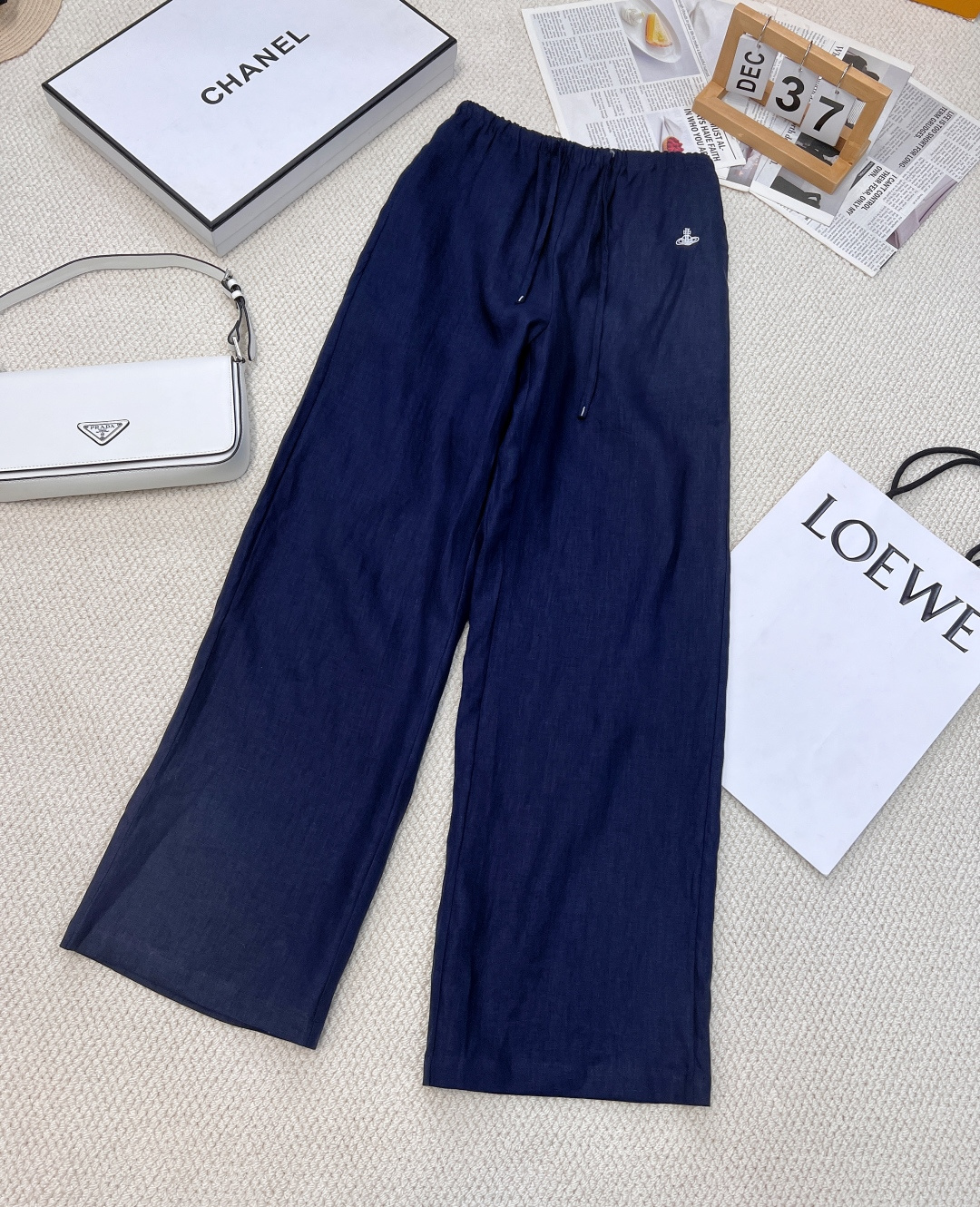 NO:309017,Queen Mother Saturn embroidered cotton and linen drawstring casual pants, made of cotton and linen, breathable and skin-friendly, bringing a comfortable wearing experience. The iconic Saturn embroidery is exquisite and eye-catching, showing the unique brand charm. The drawstring design adds casual sexiness and can be adjusted freely. The thoughtful and built-in financial safety pants are both privacy-saving and practical. The wide-leg floor pants are extended to lengthen the leg lines, and the ultra-loose style covers the flesh to make it look 10 catties and 10 cm tall. The easy-to-wear pants are arranged early, comfortable and sun-proof, and the upper body is super slimming! The daily magic pants are right. The casual feeling is too cool. The pants are loose and not picky in the legs, making the legs look longer. The basic style is not greasy. The cool summer sun protection pants are completely like walking and windy~3 colors~ Size smlXL, alexander wang19860909西太后土星刺绣棉麻抽绳休闲裤,.采用棉麻材质,透气亲肤,带来惬意穿着体验.标志性土星刺绣精致亮眼,彰显独特品牌魅力.抽绳设计增添随性感,可自由调节松紧.贴心内置理财安全裤,既保障隐私又具实用性.阔腿拖地裤款 拉长腿部线条,超宽松版型 遮肉显瘦10斤显高10公分好穿的裤子早早安排,舒服又防晒 ,关键上身超级显瘦!日常神裤没错了 随随便便的感觉太爽了裤型宽松不挑腿型显腿长基础款就是看不腻.很凉快的夏日防晒神裤,完全是走路带风的感觉～3色出～ 尺码smlXL 编,,alexander wang,Women's clothing