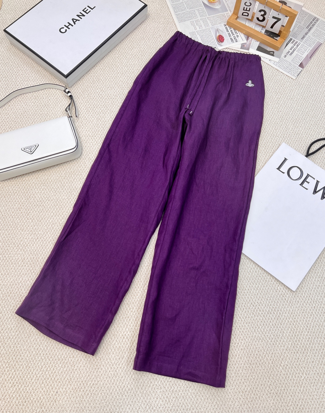 NO:309020,Queen Mother Saturn embroidered cotton and linen drawstring casual pants, made of cotton and linen material, breathable and skin-friendly, bringing a comfortable wearing experience. The iconic Saturn embroidery is exquisite and eye-catching, showing the unique brand charm. The drawstring design adds casual sexiness and can be adjusted freely. The thoughtful and built-in financial safety pants are both privacy-saving and practical. The wide-leg floor pants are extended to lengthen the leg lines, and the ultra-loose style covers the flesh to make it look 10 catties and 10 cm tall. The easy-to-wear pants are arranged early, comfortable and sun-proof, and the upper body is super slimming! The daily magic pants are right. The casual feeling is too cool. The pants are loose and not picky in the legs, making the legs look longer. The basic style is not greasy. The cool summer sun protection pants are completely like walking and windy~3 colors~ Size smlXL,,alexander wang19860909西太后土星刺绣棉麻抽绳休闲裤,.采用棉麻材质,透气亲肤,带来惬意穿着体验.标志性土星刺绣精致亮眼,彰显独特品牌魅力.抽绳设计增添随性感,可自由调节松紧.贴心内置理财安全裤,既保障隐私又具实用性.阔腿拖地裤款 拉长腿部线条,超宽松版型 遮肉显瘦10斤显高10公分好穿的裤子早早安排,舒服又防晒 ,关键上身超级显瘦!日常神裤没错了 随随便便的感觉太爽了裤型宽松不挑腿型显腿长基础款就是看不腻.很凉快的夏日防晒神裤,完全是走路带风的感觉～3色出～ 尺码smlXL,,alexander wang,Women's clothing