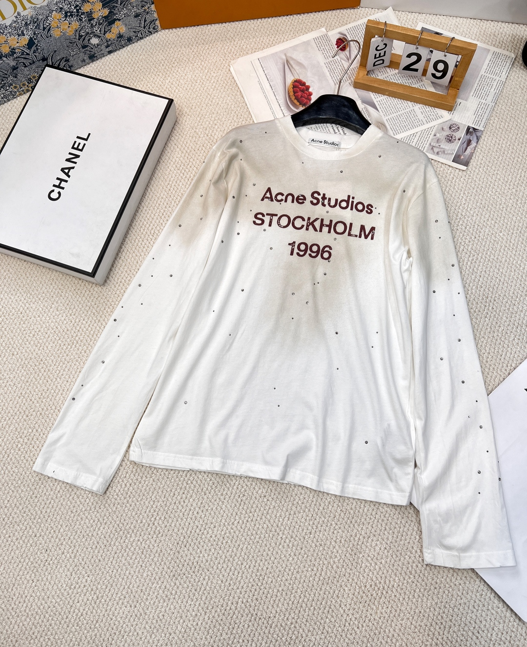 NO:309528,ACNE STUDIOS 25 SS Spring New 1996 Long-sleeved T-shirt, retro style full. The old faded craftsmanship has a unique sense of time, as if time is worn on the body. The high-pressure ironing diamond design shows exquisiteness between the stars, adding gorgeous details to the simple style. The loose style is comfortable and versatile. Whether it is matched with jeans or skirts, it can easily create a fashionable look. The unique old-fashioned effect seems to carry the story of time, and the retro atmosphere is full. The high-quality fabric is soft and skin-friendly, and the long-sleeved design is suitable for more seasons and scenes. High-value long-sleeved!  It is also a super nice combination when it is cold in the weather. The thin long T-shirt is not even hot to wear in summer!  It's really super fashionable to wear when wearing sunscreen!  And it can be easily controlled whether it is casual or feminine!  Size sml encoding, acne studios,dior,skirts,jeans,jackets & coats,tees,t-shirt,alexander wang19860909ACNE STUDIOS 25 SS春季新款 1996 长袖T恤,复古风拉满.做旧褪色工艺,自带独特岁月感,仿佛将时光穿在身上.高压烫钻设计,星星点点间尽显精致,为简约版型增添华丽细节.宽松版型,舒适又百搭,无论是搭配牛仔裤还是半身裙,都能轻松打造出时尚造型.独特的做旧效果,仿佛承载着时光故事,复古氛围感拉满.优质面料柔软亲肤,长袖设计适配更多季节与场景.高颜值长袖！天气冷外面套外套或者披着也是超好看的搭配. 薄薄的长T连夏天穿也不热！当防晒衣穿真的超级时髦！而且不管是休闲还是女人味都能很好驾驭！ 尺码sml 编码,,acne studios,dior,skirts,jeans,jackets & coats,tees，t-shirt,alexander wang,Women's clothing