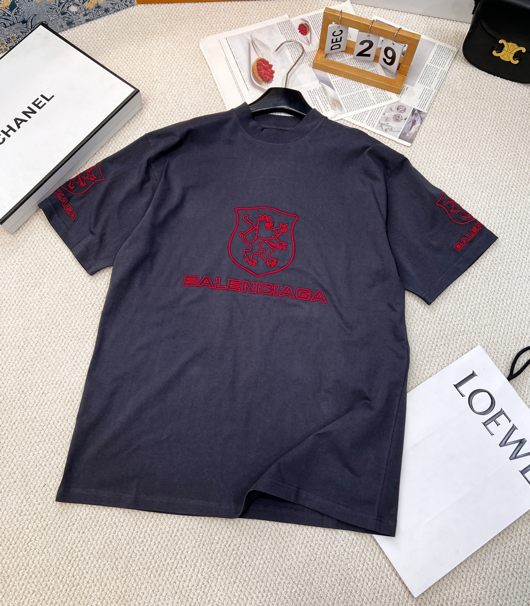 NO:309522,BALENCIAGA Red embroidered logo letter short-sleeved T-shirt. The fabric is made of high-density pure cotton, does not deform, does not shrink, process introduction, double-line movement, wash water   precision ten thousand needle embroidery, original product, light embroidery needle adjustment processing more than ten times before this satisfactory effect, so handsome, boyfriend style outfit, so comfortable to wear in summer, full of trend, simple and yet design sense, who can not love it, the style is super good, lazy and casual, same style for men and women, sizes smlXL,,balenciaga, T-shirt,tees, t-shirt,alexander wang19860909BALENCIAGA 红色刺绣徽标字母短袖T恤. 面料采用高密度纯棉 不变形 不缩水 工艺介绍双线走位 洗水＋前后精密万针刺绣 原版开货 光刺绣调针处理了十几次才到这个满意效果 太帅气了 男友风穿搭 夏天这么穿太舒服了 潮流感十足 简单又不失设计感 谁能不爱 版型超级好 慵懒随意 男女同款 尺码smlXL,,balenciaga,T-shirt,tees，t-shirt,alexander wang,Women's clothing