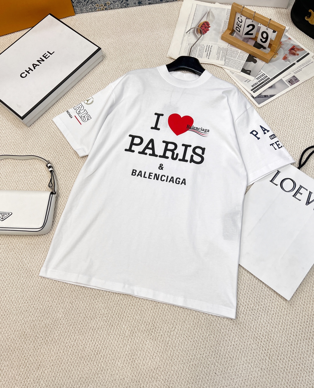 NO:310054,Balenciaga25ss Early Spring New Pattern Printed Short-Sleeve T-Shirt丨Exclusive High-Performance Production!  The classic small round neck design is simple and easy to wear, and it attracts a lot of attention when walking on the street!  The youthful and energetic feel is loose and not picky about the figure at all!  It is inclusive and covers the flesh and makes you look thin!  Both appearance and comfort!  Custom fabrics with 100% textures that are super comfortable!  All the items of all seasons are closed!  Both men and women can control two colors. Size smlXL, balenciaga, T-shirt,tees, t-shirt,alexander wang19860909Balenciaga25ss早春新款 图案印花短袖T恤丨独家高版出品！经典的小圆领设计简洁好穿 走在街上吸睛度满分！青春又活力的感觉宽松版型完全不挑身材！包容性好遮肉显瘦！颜值与舒适兼具！穿出街回头率百分百定制面料 质感超级舒适！四季款的单品 都给我闭眼冲！男女均可驾驭 两色出 尺码smlXL,,balenciaga,T-shirt,tees，t-shirt,alexander wang,Women's clothing