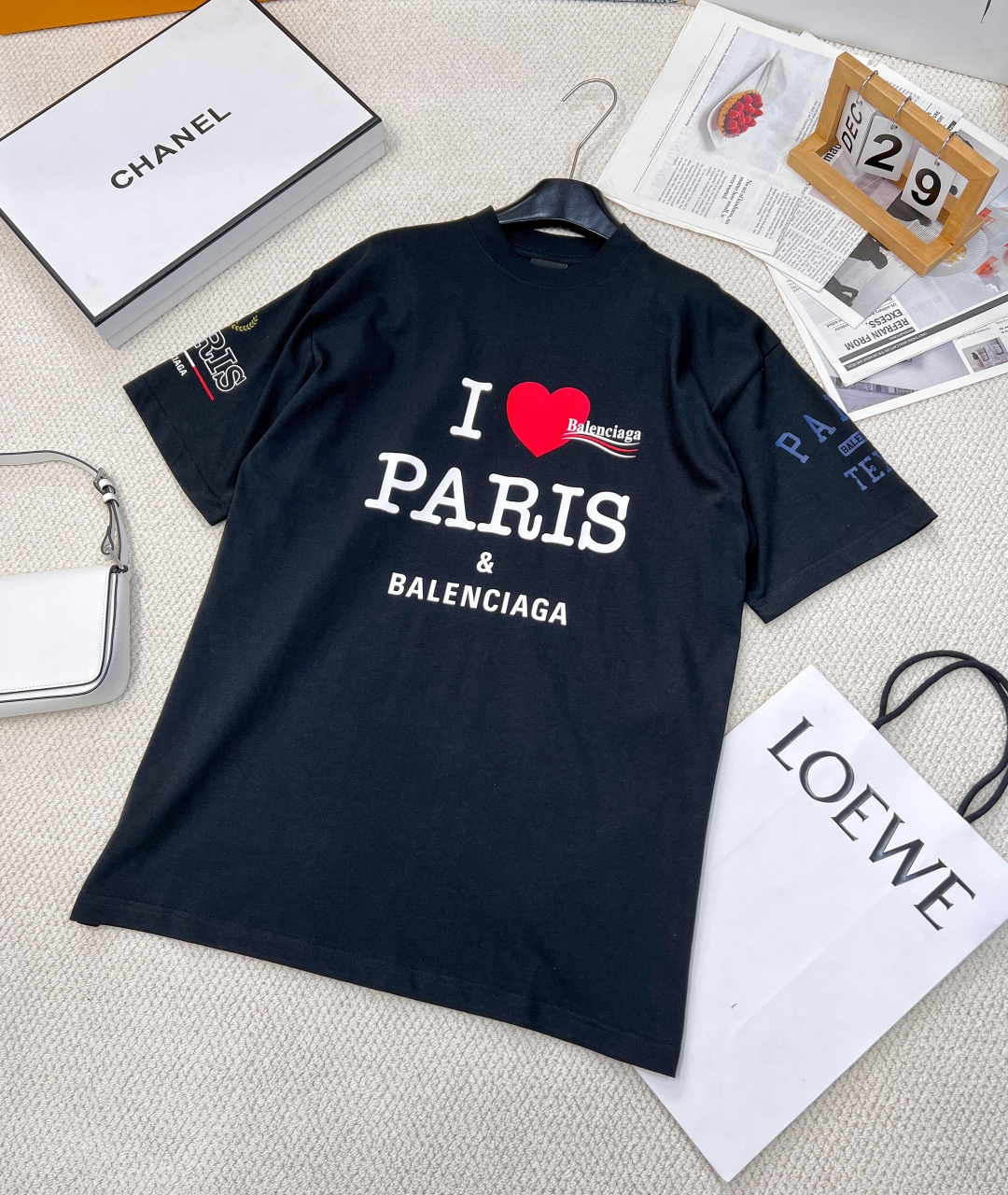 NO:310060,Balenciaga25ss Early Spring New Pattern Printed Short-Sleeve T-Shirt丨Exclusive High-Performance Production!  The classic small round neck design is simple and easy to wear, and it attracts a lot of attention when walking on the street!  The youthful and energetic feel is loose and not picky about the figure at all!  It is inclusive and covers the flesh and makes you look thin!  Both appearance and comfort!  Custom fabrics with 100% textures that are super comfortable!  All the items of all seasons are closed!  Both men and women can control two colors. Size smlXL, balenciaga, T-shirt,tees, t-shirt,alexander wang19860909Balenciaga25ss早春新款 图案印花短袖T恤丨独家高版出品！经典的小圆领设计简洁好穿 走在街上吸睛度满分！青春又活力的感觉宽松版型完全不挑身材！包容性好遮肉显瘦！颜值与舒适兼具！穿出街回头率百分百定制面料 质感超级舒适！四季款的单品 都给我闭眼冲！男女均可驾驭 两色出 尺码smlXL 编,,balenciaga,T-shirt,tees，t-shirt,alexander wang,Women's clothing