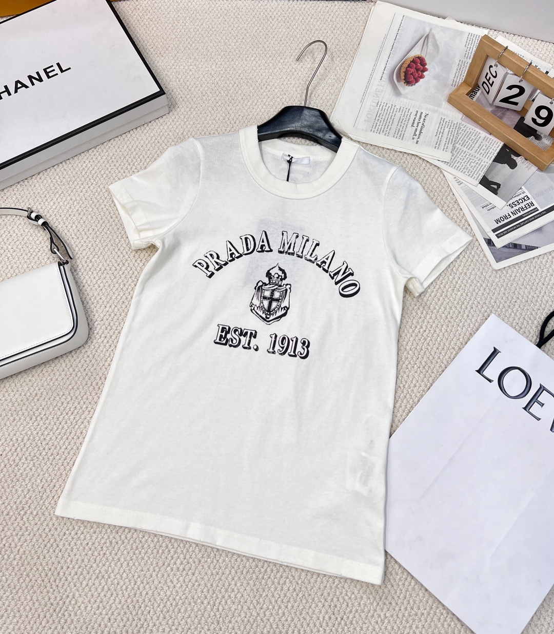 NO:310044,Prada2025 new round-neck letter printed T-shirt, customized YB twill cotton material, breathable and comfortable, full texture, regular short-sleeved T-shirt cut, highlighting the brand style, made of gram-weight pure cotton, slightly elastic, giving a slimming visual effect, iconic letters, logo shield pattern embellishment on the chest, the brand's own high-end fashion sense is instantly created, create a personal style at will, single wear, stylish, custom face accessories, accurate version, two colors, size sml code P,,prada, T-shirt,tees, t-shirt,alexander wang19860909Prada2025新款圆领字母印花T恤,定制YB斜纹全棉材质 透气舒适 质感十足 常规短袖T恤裁剪 凸显品牌格调 采用克重纯棉制成 略带有弹力 呈现显瘦视觉效果 胸前标志性字母徽标盾牌图案点缀 品牌自带的高级时尚感立现 随心打造个性风格 单穿内搭都出彩时髦 定制面辅料 认准版本两色出 尺码sml 编码P,,prada,T-shirt,tees，t-shirt,alexander wang,Women's clothing