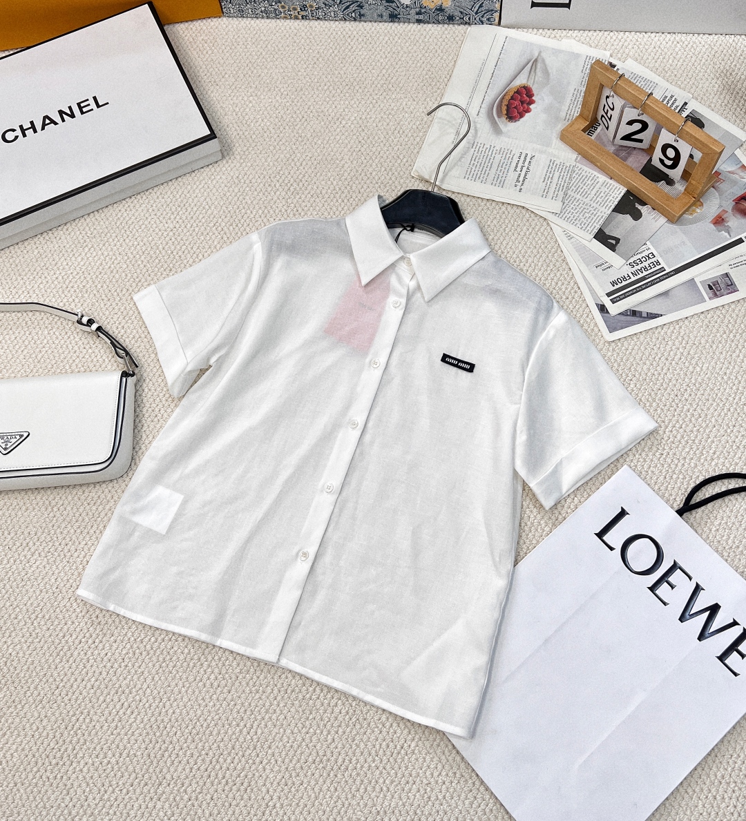 🆕 MIU MIU新款字母贴片徽标短袖衬衫，甄选30%棉麻➕70%天丝面料，透气又亲肤，夏日穿着超舒适。