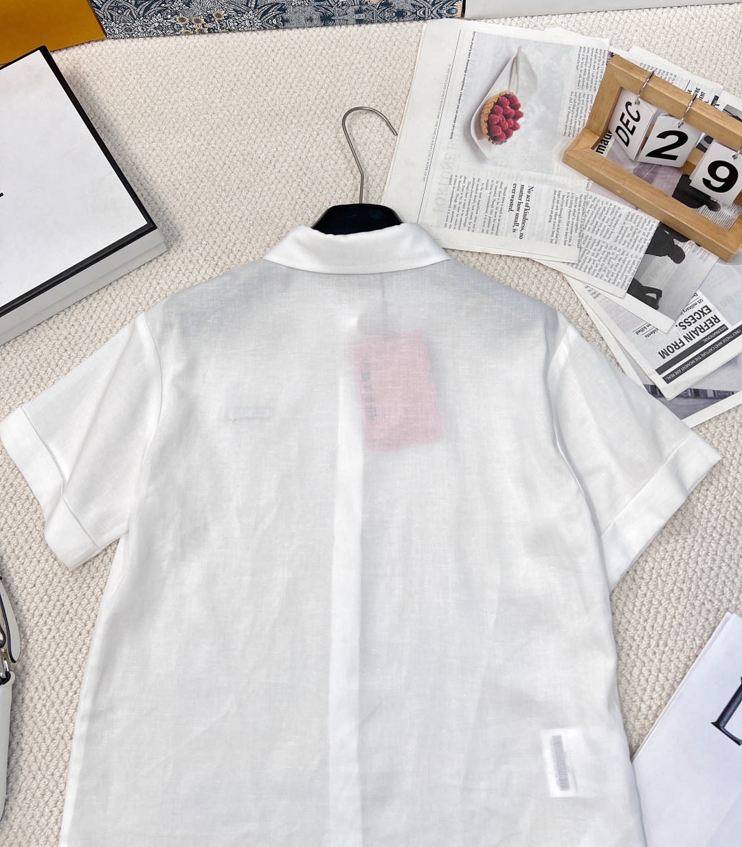 🆕 MIU MIU新款字母贴片徽标短袖衬衫,甄选30%棉麻➕70%天丝面料,透气又亲肤,夏日穿着超舒适。