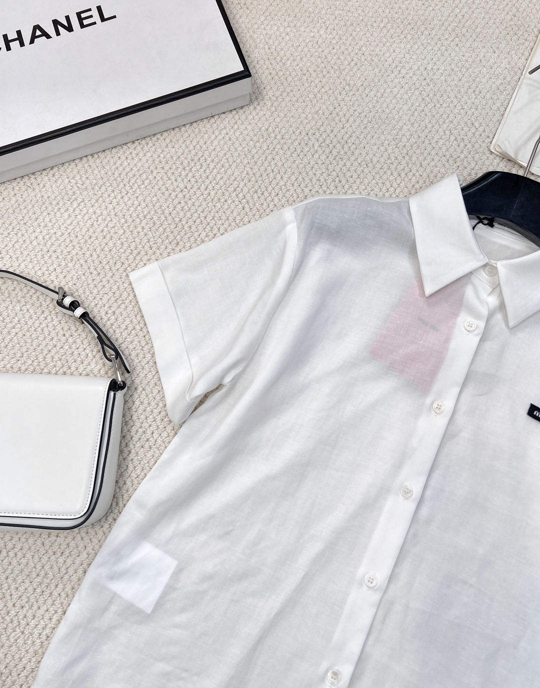 🆕 MIU MIU新款字母贴片徽标短袖衬衫,甄选30%棉麻➕70%天丝面料,透气又亲肤,夏日穿着超舒适。