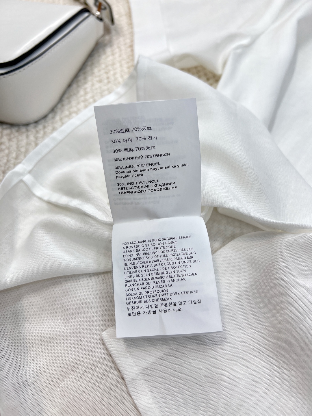 🆕 MIU MIU新款字母贴片徽标短袖衬衫,甄选30%棉麻➕70%天丝面料,透气又亲肤,夏日穿着超舒适。