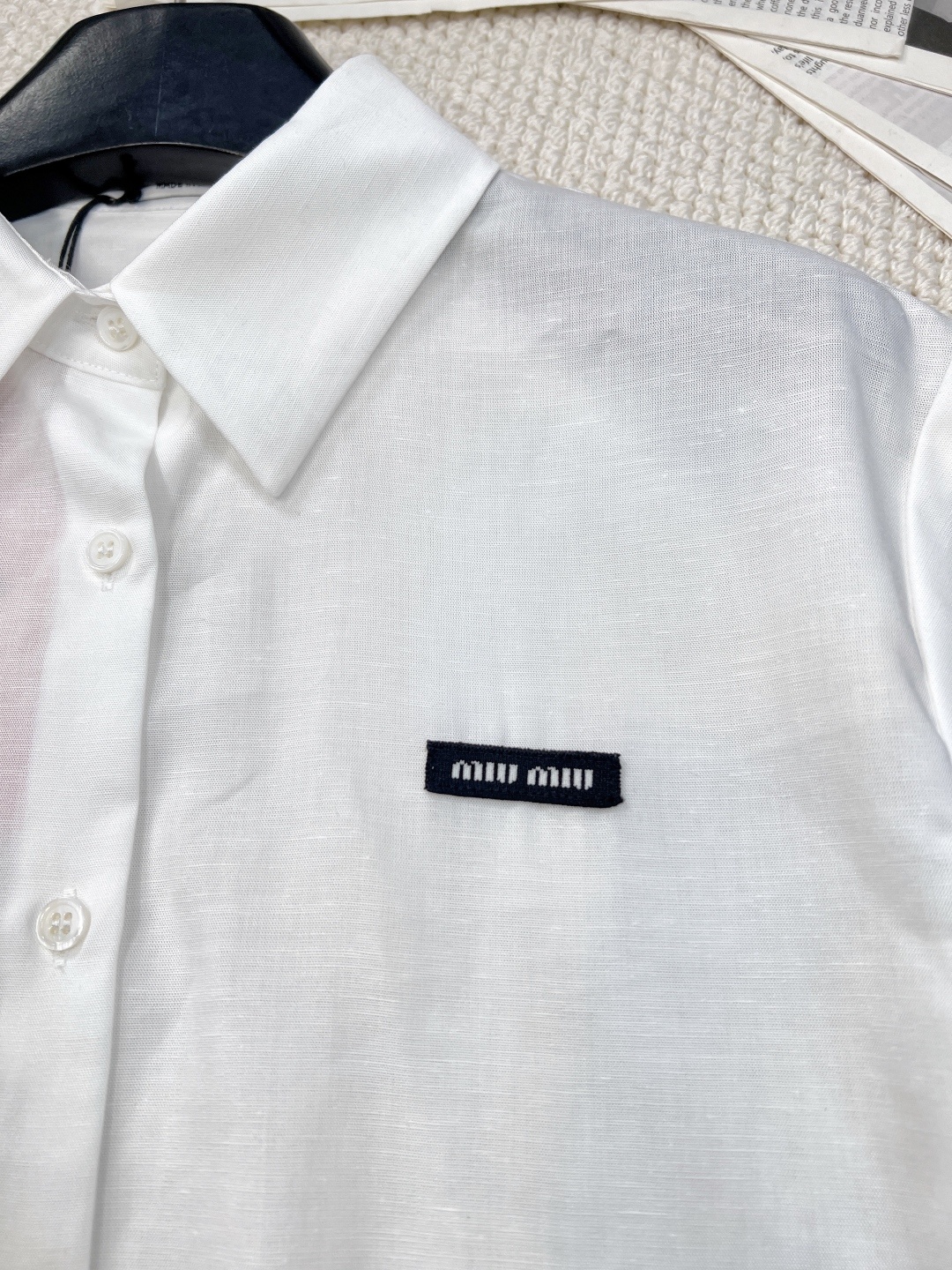 🆕 MIU MIU新款字母贴片徽标短袖衬衫,甄选30%棉麻➕70%天丝面料,透气又亲肤,夏日穿着超舒适。