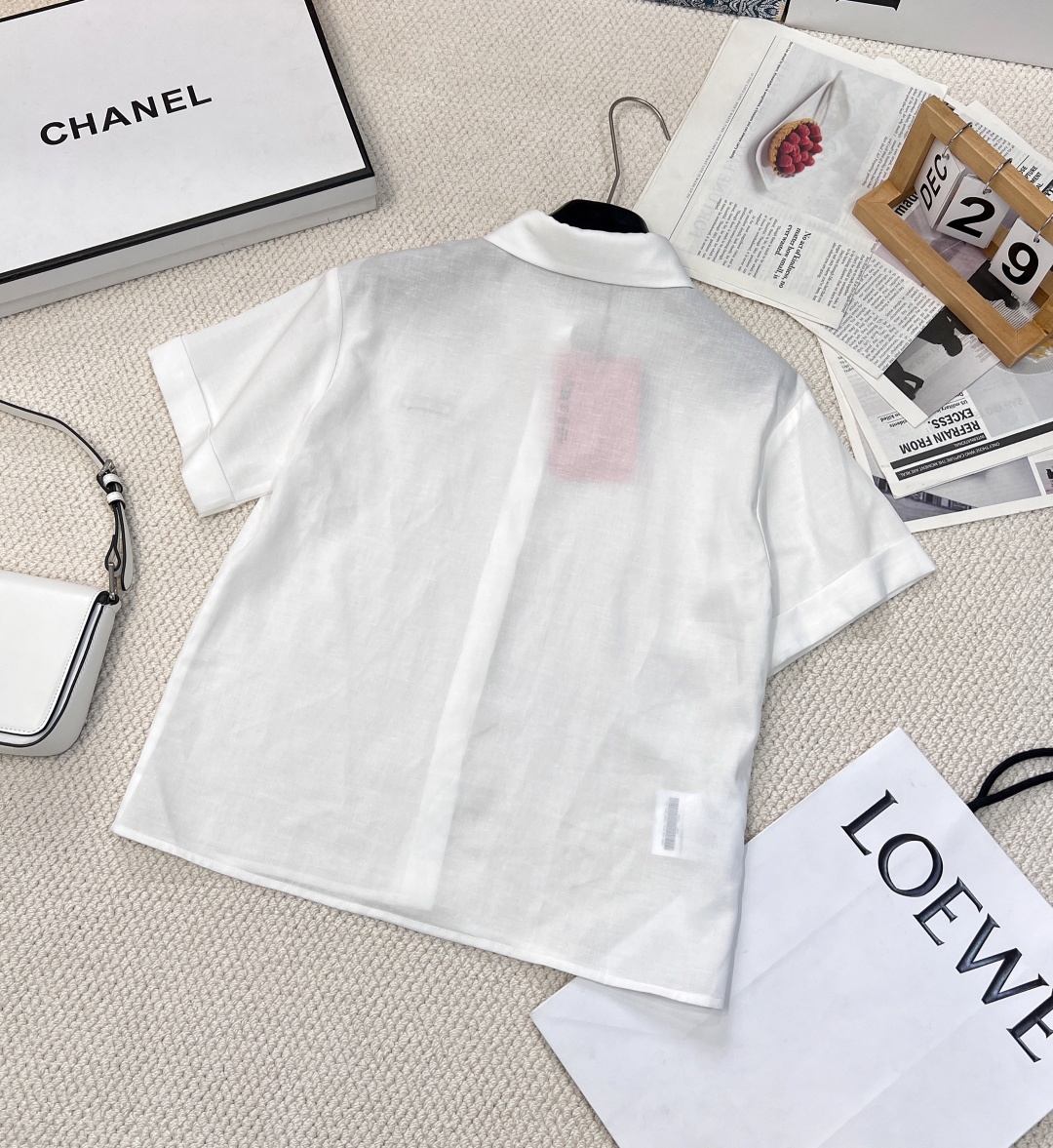 🆕 MIU MIU新款字母贴片徽标短袖衬衫,甄选30%棉麻➕70%天丝面料,透气又亲肤,夏日穿着超舒适。