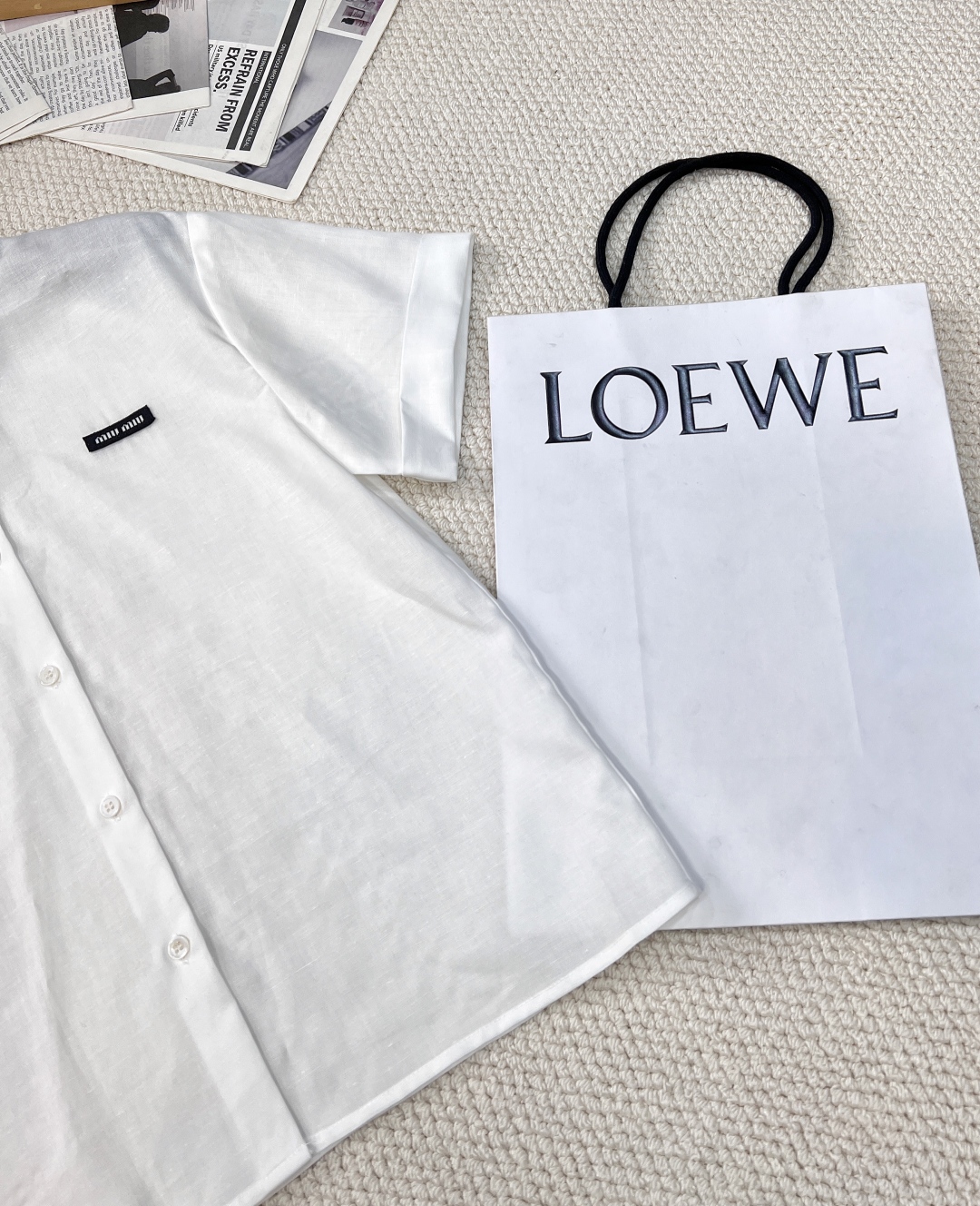 🆕 MIU MIU新款字母贴片徽标短袖衬衫,甄选30%棉麻➕70%天丝面料,透气又亲肤,夏日穿着超舒适。