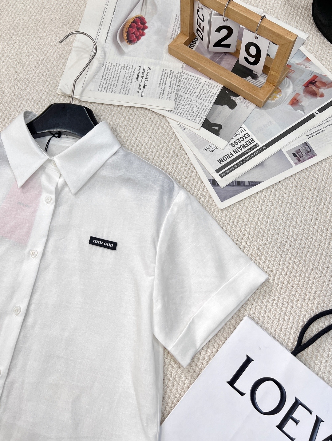 🆕 MIU MIU新款字母贴片徽标短袖衬衫,甄选30%棉麻➕70%天丝面料,透气又亲肤,夏日穿着超舒适。