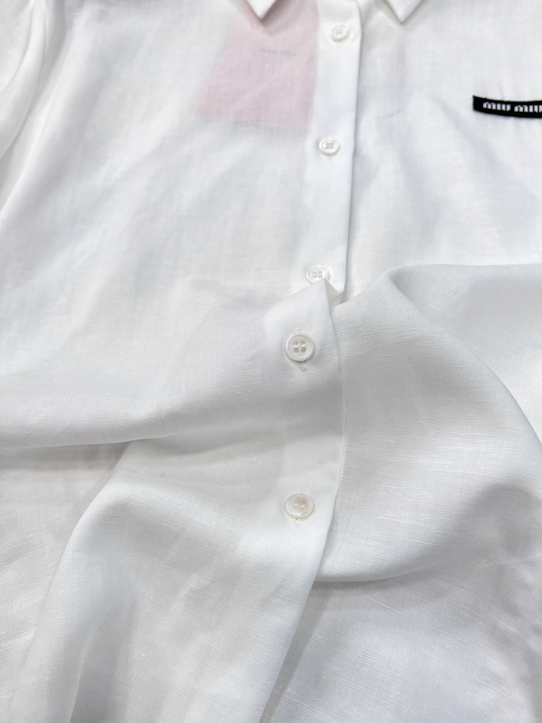 🆕 MIU MIU新款字母贴片徽标短袖衬衫,甄选30%棉麻➕70%天丝面料,透气又亲肤,夏日穿着超舒适。