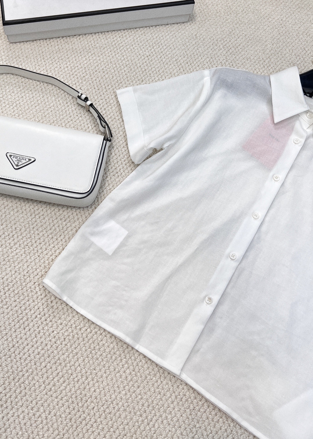 🆕 MIU MIU新款字母贴片徽标短袖衬衫,甄选30%棉麻➕70%天丝面料,透气又亲肤,夏日穿着超舒适。