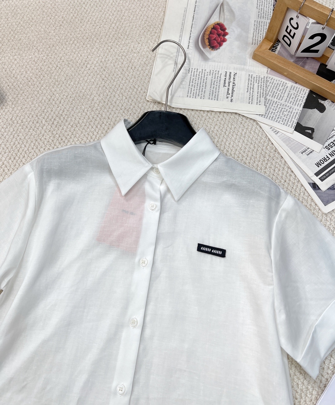 🆕 MIU MIU新款字母贴片徽标短袖衬衫,甄选30%棉麻➕70%天丝面料,透气又亲肤,夏日穿着超舒适。