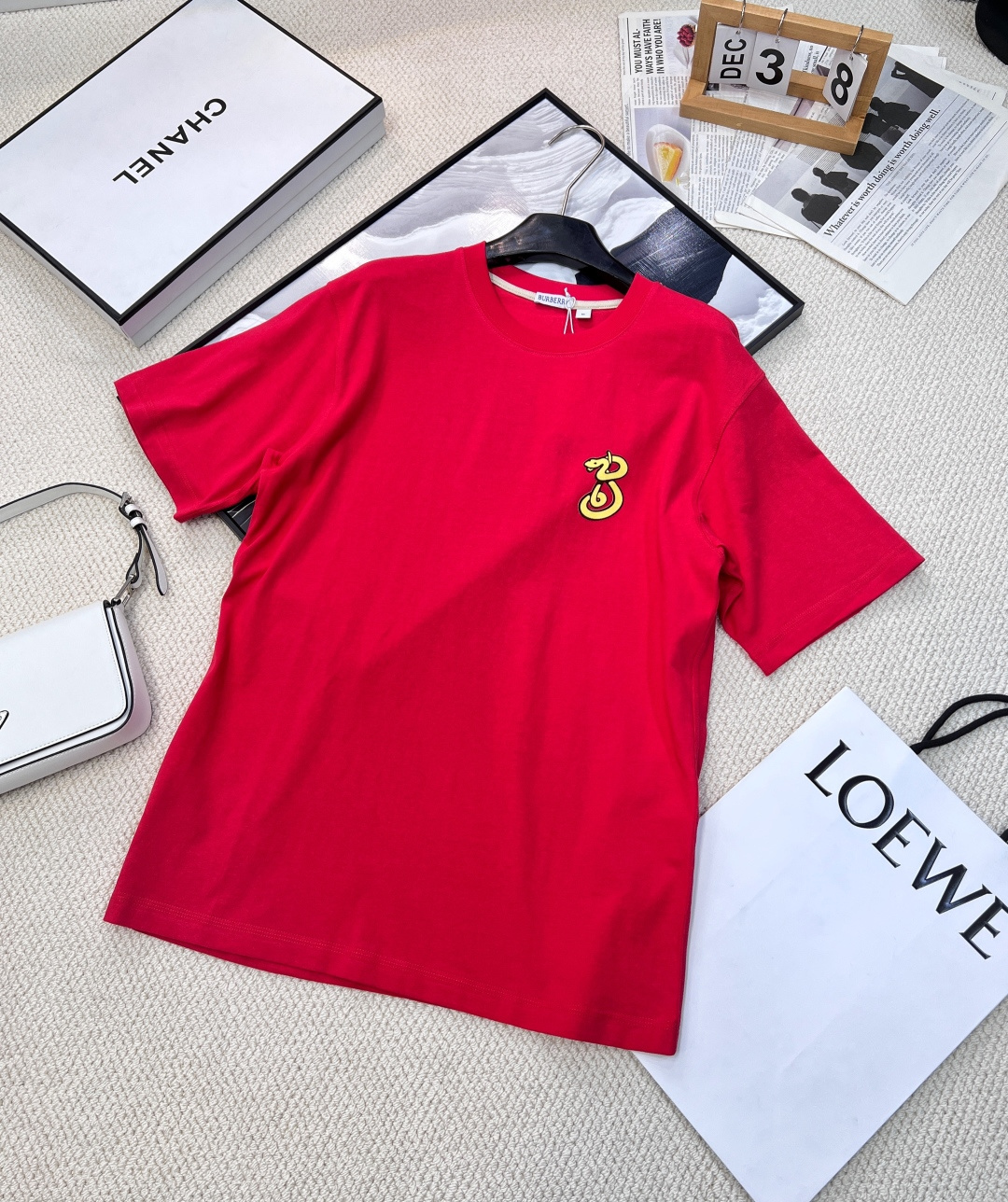 NO:310026,BURBERRY Snake Year Limited Flocking Logo Short-sleeved T-shirt The snake-shaped letter B pattern is looming on the clothes, full of fashion sense!  This year's color matching is very simple and high-end. The thread is customized and dyed without color difference. The printed snake body on the chest is flocked, which is simple and fashionable. The pattern is clear and three-dimensional and burrless. It can be matched with multiple types of bottoms to create a fashionable look. The same style as men and women. The pattern elements of the snake are integrated with the logo letters, which is full of creativity. Simple and high-end styles for couples. It is so durable. It is simply not too beautiful to wear on the body!  In the new year, let us go on this trip about the beauty and dreams of the Year of the Snake. Size smlXL, burberry, T-shirt,tees, t-shirt,alexander wang19860909BURBERRY 蛇年限定植绒logo短袖T恤 蛇形字母B的图案在衣服上若隐若现,时尚感爆棚！ 今年的配色都很简约高级 螺纹定制定染无色差,胸前印花蛇身采用植绒设计,简约不失时尚,图案清晰立体无毛边,能与多类型下装搭配营造时尚造型 男女同款 用蛇的图案元素与标识字母相融合,创意感十足 简简单单又好高级 男女同款情侣款 太耐看了 穿上身也简直不要太好看！ 在新的一年里,让我们共赴这场关于蛇年美丽与梦想的旅行 尺码smlXL,,burberry,T-shirt,tees，t-shirt,alexander wang,Women's clothing