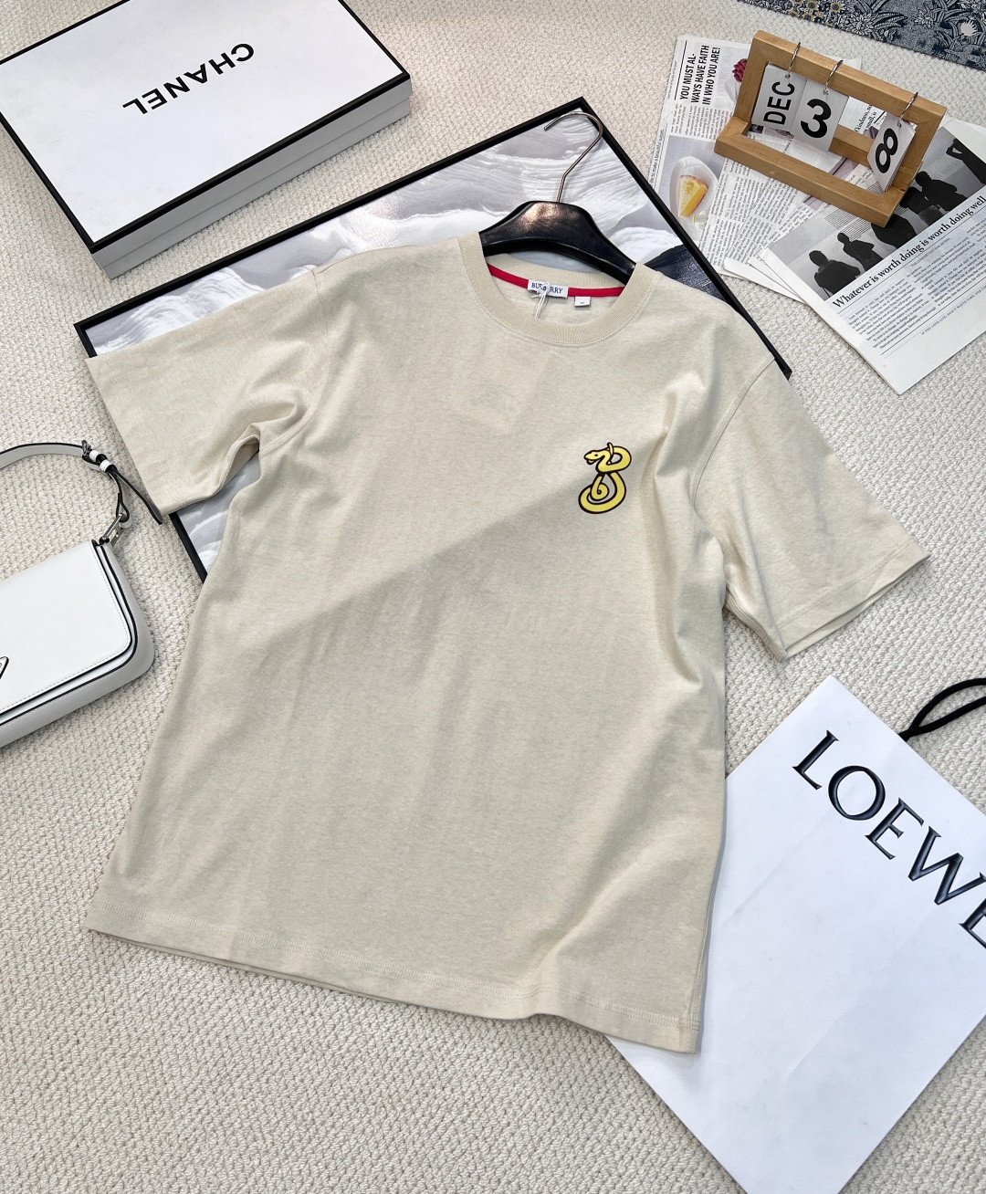 NO:310028,BURBERRY Snake Year Limited Flocking Logo Short-sleeved T-shirt The snake-shaped letter B pattern is looming on the clothes, full of fashion sense!  This year's color matching is very simple and high-end. The thread is customized and dyed without color difference. The printed snake body on the chest is flocked, which is simple and fashionable. The pattern is clear and three-dimensional and burrless. It can be matched with multiple types of bottoms to create a fashionable look. The same style as men and women. The pattern elements of the snake are integrated with the logo letters, which is full of creativity. Simple and high-end styles for couples. It is so durable. It is simply not too beautiful to wear on the body!  In the new year, let us go on this trip about the beauty and dreams of the Year of the Snake. Size smlXL edited, burberry, T-shirt,tees, t-shirt,alexander wang19860909BURBERRY 蛇年限定植绒logo短袖T恤 蛇形字母B的图案在衣服上若隐若现,时尚感爆棚！ 今年的配色都很简约高级 螺纹定制定染无色差,胸前印花蛇身采用植绒设计,简约不失时尚,图案清晰立体无毛边,能与多类型下装搭配营造时尚造型 男女同款 用蛇的图案元素与标识字母相融合,创意感十足 简简单单又好高级 男女同款情侣款 太耐看了 穿上身也简直不要太好看！ 在新的一年里,让我们共赴这场关于蛇年美丽与梦想的旅行 尺码smlXL 编,,burberry,T-shirt,tees，t-shirt,alexander wang,Women's clothing