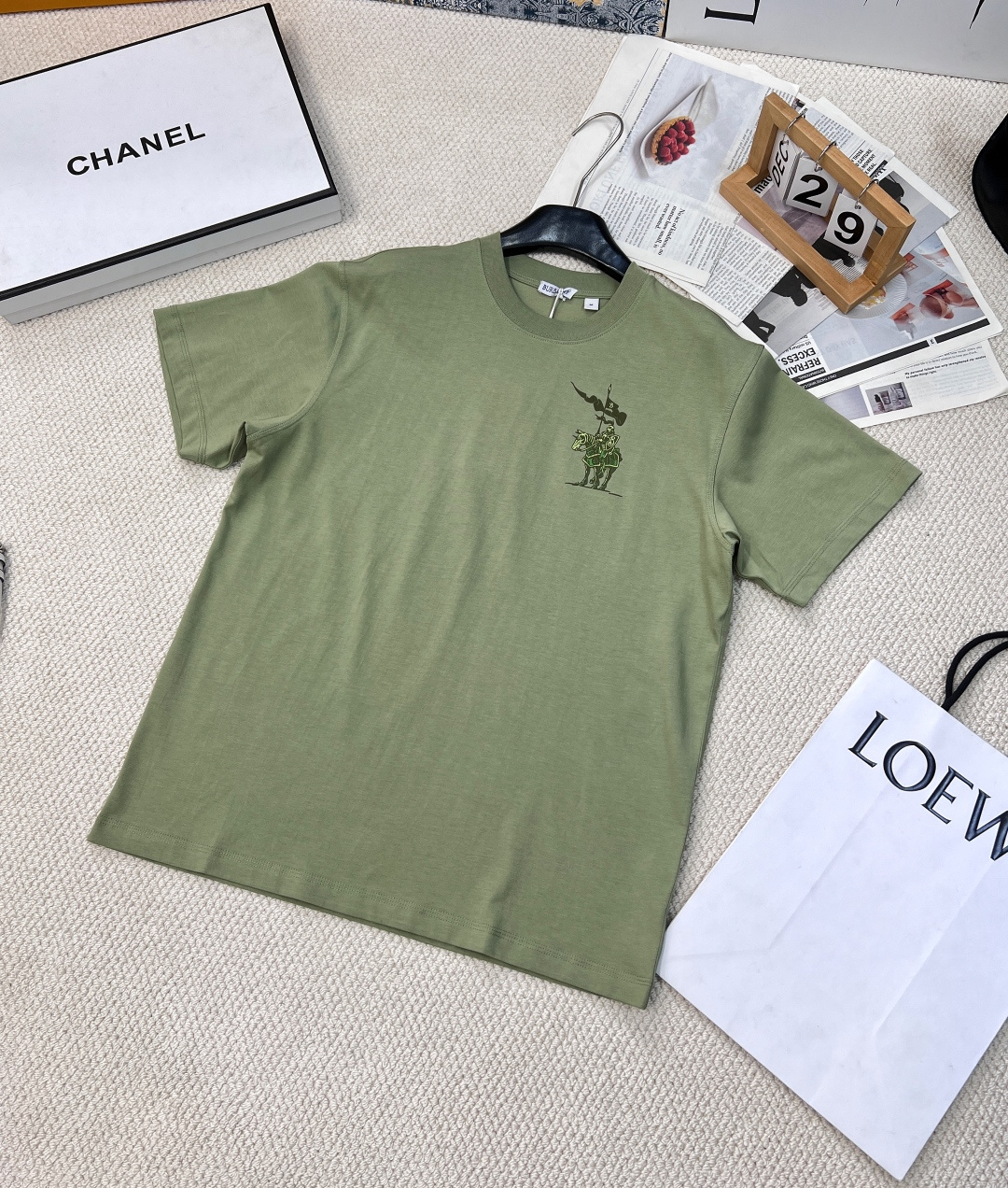 NO:310039,BURBERRY short-sleeved T-shirt with 26 high-twisted combed double yarn 350G pure cotton fabric. Classic clothing uses exquisite details and iconic brand symbols to rejuvenate the charming charm. It is simply amazing. The war horse series is the most classic series in the counter. It is easy to wear and practical. It doesn’t need to introduce it. It is casually paired with casual pants. It is very suitable for traveling... Boys really need this kind of design without too much decoration. Simple and more charming. Random and lazy. Same style for men and women. Size smlXL. Composition, burberry, T-shirt,tees, t-shirt,alexander wang19860909BURBERRY 战马印花短袖T恤,面料采用26支高捻精梳双纱350G纯棉面料,经典服饰采用精致细节和标志性品牌符号焕新演绎迷人魅力 简直太绝了战马系列是专柜的最经典系列,好穿实用不用多介绍,随便配条休闲裤,去度假 旅游超适合... 男生真的很需要这种不需要太多装饰设计 简简单单更显魅力 随性慵懒 男女同款 尺码smlXL 编,,burberry,T-shirt,tees，t-shirt,alexander wang,Women's clothing