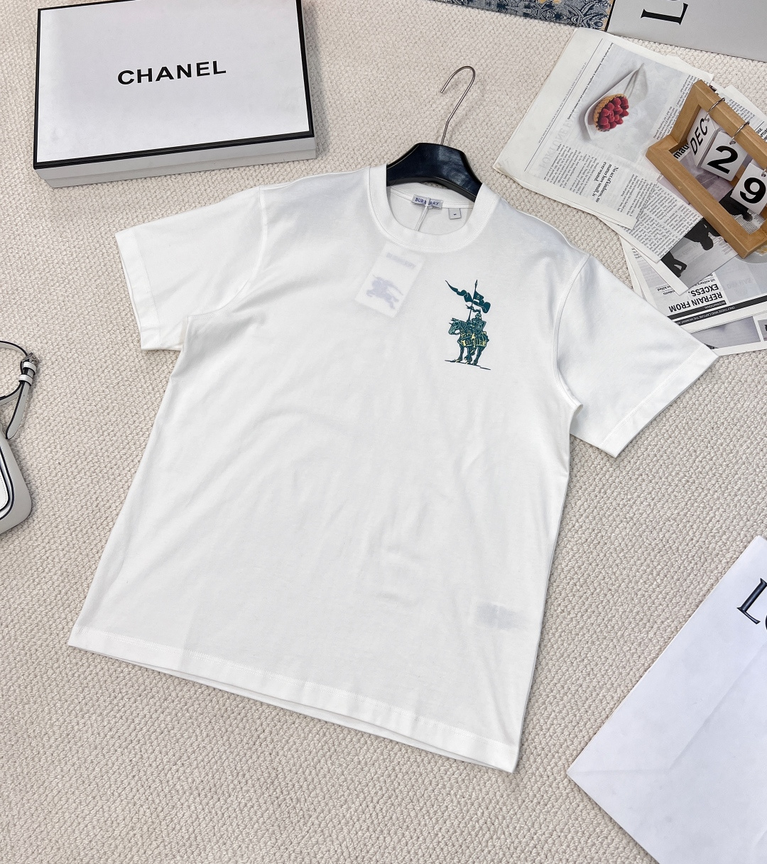 NO:310043,BURBERRY short-sleeved T-shirt with 26 high-twisted combed double yarn 350G pure cotton fabric. Classic clothing uses exquisite details and iconic brand symbols to rejuvenate the charming charm. It's so amazing. The war horse series is the most classic series in the counter. It's easy to wear and practical. It doesn't need to introduce it. It's casual casual and casual pants. It's very suitable for traveling... Boys really need this kind of design without too much decoration. Simple and more charming. Easy and lazy. Same style for men and women. Size smlXL code, burberry, T-shirt,tees, t-shirt,alexander wang19860909BURBERRY 战马印花短袖T恤,面料采用26支高捻精梳双纱350G纯棉面料,经典服饰采用精致细节和标志性品牌符号焕新演绎迷人魅力 简直太绝了战马系列是专柜的最经典系列,好穿实用不用多介绍,随便配条休闲裤,去度假 旅游超适合... 男生真的很需要这种不需要太多装饰设计 简简单单更显魅力 随性慵懒 男女同款 尺码smlXL 编码,,burberry,T-shirt,tees，t-shirt,alexander wang,Women's clothing