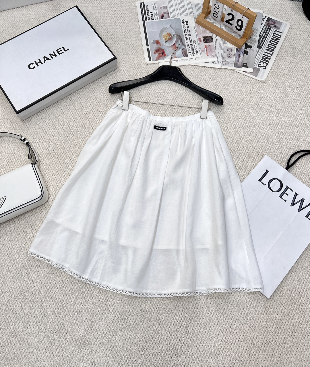 NO:310513,Shirt code Skirt code Miumiu new lace short-sleeved shirt skirt suit, single out!  Customized YB twill 30 linen cotton 70-day silk material fabric. Soft and skin-friendly, comfortable and not easy to wrinkle. Short-sleeved shirt skirt suit. Top collar petals hollow wavy double-layer lace embellishment. The folded lace at the cuffs echo the details and add a sweet and cute atmosphere. It complements the brand logo on the chest and presents an exclusive well-behaved college style. Paired with the same series of umbrella skirts, the lace embellishment skirt logo echoes the charm of long legs. The complete set is pure and full of pure and complete combinations. Customized surface accessories, complete products and three complete products!  Separate matching is also a great 