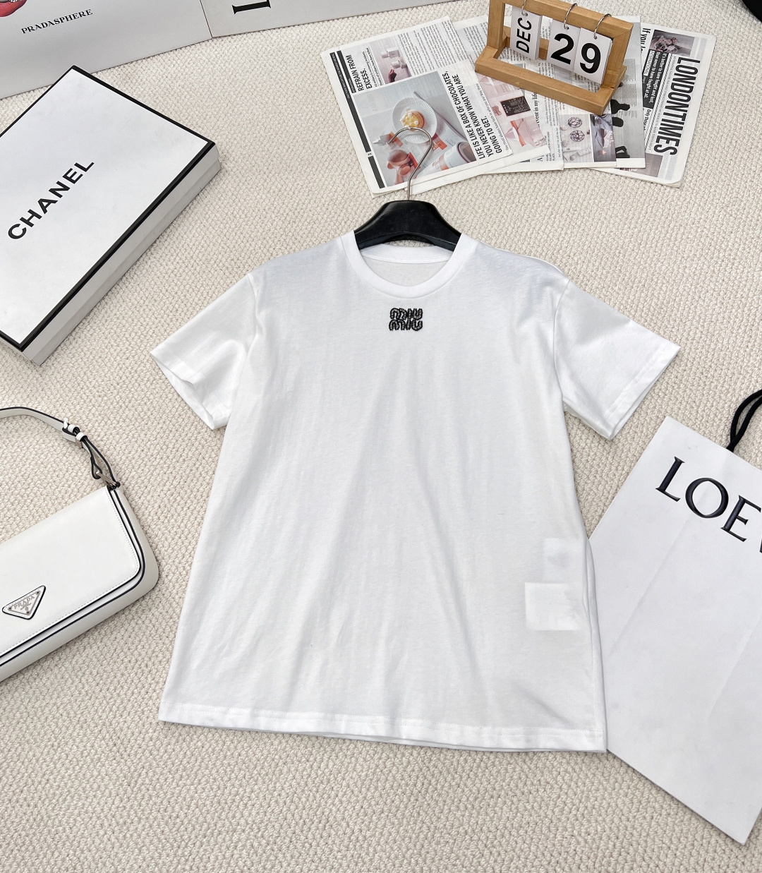 NO:310519,Miumiu's new early spring style, hand-made beaded letters short sleeves, simple gray, low-key and luxurious. The fine beads are carefully arranged into letters, like the dark night stars, shining and lively luster. The soft fabric fits the skin and brings the ultimate comfort experience. The classic style is suitable for diverse styles, whether it is walking on the street or having a casual party, it can stand out with its unique charm. It can be matched with jeans shorts, fresh and casual, highlighting the summer atmosphere; or choose wide-leg suit pants to create a casual and capable style. The upper body is versatile!  Girls' heart crystal embellishment, gorgeous and exquisite, layered outfit artifact, inner wear and single wear, a great piece of great matching, complete three-standard large-scale products, sizes sm, miumiu, shorts, T-shirt, business suit, alexander wang19860909miumiu早春新款缪缪手工串珠字母短袖,简约灰色绽放低调奢华.细密串珠精心排列成字母,似暗夜星辰,闪烁灵动光泽.柔软面料贴合肌肤,带来极致舒适体验.经典版型适配多元风格,无论是漫步街头还是休闲聚会,皆能以独特魅力脱颖而出.可搭配牛仔短裤,清新又休闲,凸显夏日氛围感；或选阔腿西装裤,打造随性又干练的风格.上身百搭！少女心水晶点缀 华丽精致 叠穿搭配神器 内搭单穿都好看 巨好搭配的一件 三标齐全大货出 尺码sm,,miumiu,shorts,T-shirt,business suit,alexander wang,Women's clothing