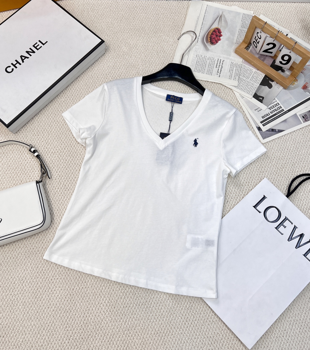 NO:310523,The classic V-neck T is the basic V-neck short sleeves, so versatile!  Simple and classic basic style, low-key high-end sense, the pony embroidery logo is exquisite and three-dimensional, the workmanship is very fine, the high-end matching is super high at a glance, and everyone has one. It is really a lazy and casual item!  The simpler the thing, the higher the requirements for craftsmanship and style. The perfect slight translucency   V-neck makes it look slimmer when worn. It is moderate in length and easy to match with any bottom. It is a dreamy love that is not picky about people, figure, skin tone, and can’t bear to take off when worn!  Two colors size sml, T-shirt,alexander wang19860909拉夫劳伦V领经典款T 这个基础V领短袖太百搭了吧！简单经典基础款 低调的高级感 小马刺绣标志精致立体 做工很精细 一眼高级搭配性超高 人手一件 真的是很爱慵懒随意感的单品！越简单的的东西对工艺和版型的要求就越高 恰到好处的微透 v领口 穿起来也很显瘦 长度适中 和任意下装都好搭 属于不挑人不挑身材不挑肤色,穿上就舍不得脱掉的那种梦中情T啊！两色出 尺码sml,,T-shirt,alexander wang,Women's clothing
