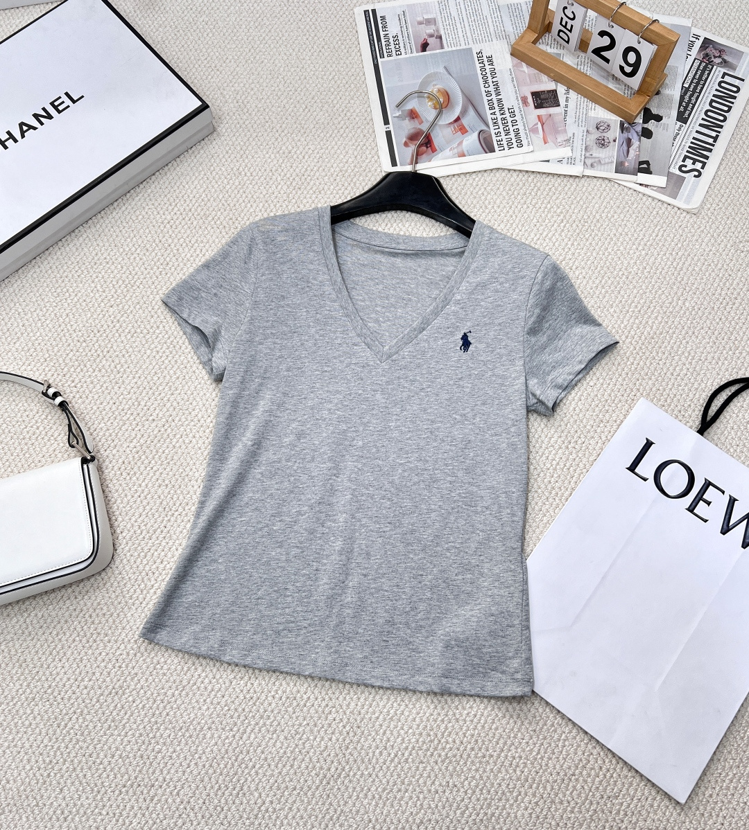 NO:310527,The classic V-neck T is the basic V-neck short sleeves, so versatile!  Simple and classic basic style, low-key high-end sense, the pony embroidery logo is exquisite and three-dimensional, the workmanship is very fine, the high-end matching is super high at a glance, and everyone has one. It is really a lazy and casual item!  The simpler the thing, the higher the requirements for craftsmanship and style. The perfect slight translucency   V-neck makes it look slimmer when worn. It is moderate in length and easy to match with any bottom. It is a dreamy love that is not picky about people, figure, skin tone, and can’t bear to take off when worn!  Two colors size sm, T-shirt, alexander wang19860909拉夫劳伦V领经典款T 这个基础V领短袖太百搭了吧！简单经典基础款 低调的高级感 小马刺绣标志精致立体 做工很精细 一眼高级搭配性超高 人手一件 真的是很爱慵懒随意感的单品！越简单的的东西对工艺和版型的要求就越高 恰到好处的微透 v领口 穿起来也很显瘦 长度适中 和任意下装都好搭 属于不挑人不挑身材不挑肤色,穿上就舍不得脱掉的那种梦中情T啊！两色出 尺码sm,,T-shirt,alexander wang,Women's clothing