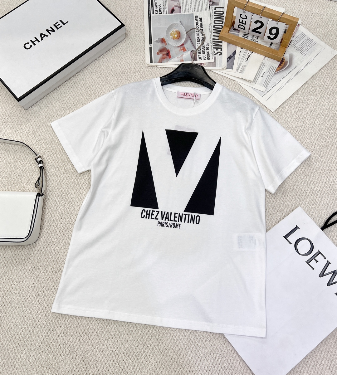 NO:311065,Valentino25Ss early spring new letter printed short-sleeved T-shirt丨Exclusive high-end production!  Loose short-sleeved T-shirts are cut to highlight the brand style. Made of gram-weight pure cotton, slightly elastic, and provide a slim visual effect. Large body decorative lines and color blocks are cleverly combined into a V-shaped pattern. Logo elements are superimposed to highlight the brand style. The inner wear is brilliant and fashionable. Two colors are outstanding and three standards are complete!  Size sml, valentino, T-shirt,tees, t-shirt,alexander wang19860909valentino25Ss早春新款字母印花短袖T恤丨独家高版出品！宽松短袖T恤裁剪 凸显品牌格调 采用克重纯棉制成 略带有弹力 呈现显瘦视觉效果 大身装饰线条色块巧妙组合成V字图案 叠加徽标元素 彰显品牌格调 单穿内搭都出彩时髦 两色出,三标齐全！ 尺码sml,,valentino,T-shirt,tees，t-shirt,alexander wang,Women's clothing