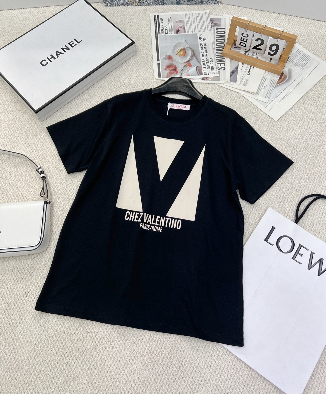 NO:311069,Valentino25Ss early spring new letter printed short-sleeved T-shirt丨Exclusive high-end production!  Loose short-sleeved T-shirts are cut to highlight the brand style. Made of gram-weight pure cotton, slightly elastic, and provide a slim visual effect. Large body decorative lines and color blocks are cleverly combined into a V-shaped pattern. Logo elements are superimposed to highlight the brand style. The inner wear is brilliant and fashionable. Two colors are outstanding and three standards are complete!  Size sml , valentino, T-shirt,tees, t-shirt,alexander wang19860909valentino25Ss早春新款字母印花短袖T恤丨独家高版出品！宽松短袖T恤裁剪 凸显品牌格调 采用克重纯棉制成 略带有弹力 呈现显瘦视觉效果 大身装饰线条色块巧妙组合成V字图案 叠加徽标元素 彰显品牌格调 单穿内搭都出彩时髦 两色出,三标齐全！ 尺码sml 编,,valentino,T-shirt,tees，t-shirt,alexander wang,Women's clothing