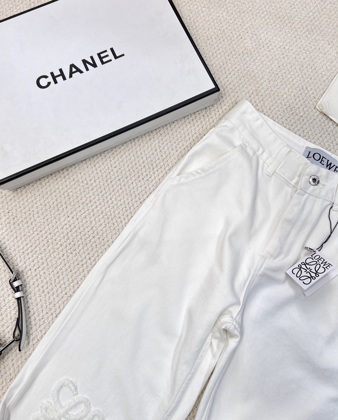 🆕LOEWE膝盖位毛巾刺绣logo经典款白色牛仔长裤，赛络纺纯棉牛仔面料，这条牛仔裤绝对对可以说好看到炸