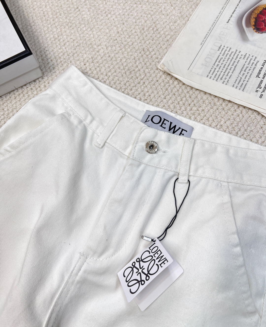 🆕LOEWE膝盖位毛巾刺绣logo经典款白色牛仔长裤，赛络纺纯棉牛仔面料，这条牛仔裤绝对对可以说好看到炸