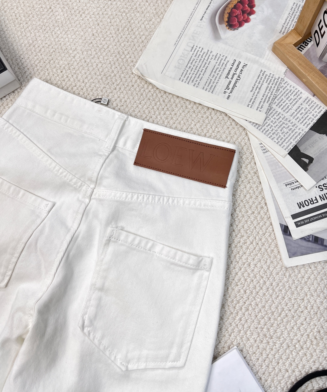 🆕LOEWE膝盖位毛巾刺绣logo经典款白色牛仔长裤，赛络纺纯棉牛仔面料，这条牛仔裤绝对对可以说好看到炸