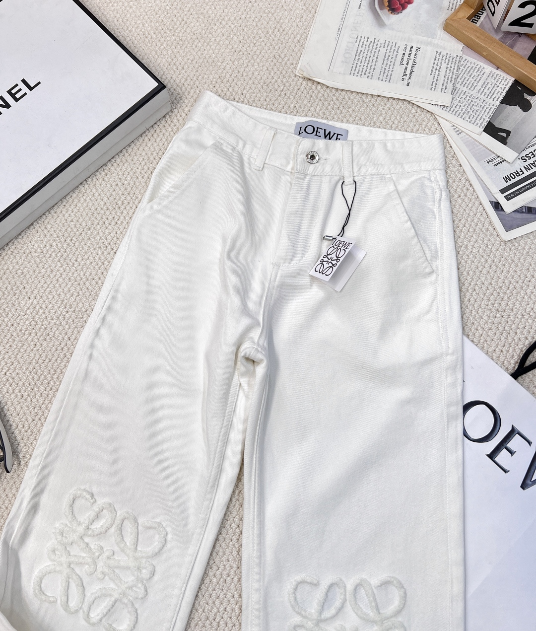🆕LOEWE膝盖位毛巾刺绣logo经典款白色牛仔长裤，赛络纺纯棉牛仔面料，这条牛仔裤绝对对可以说好看到炸