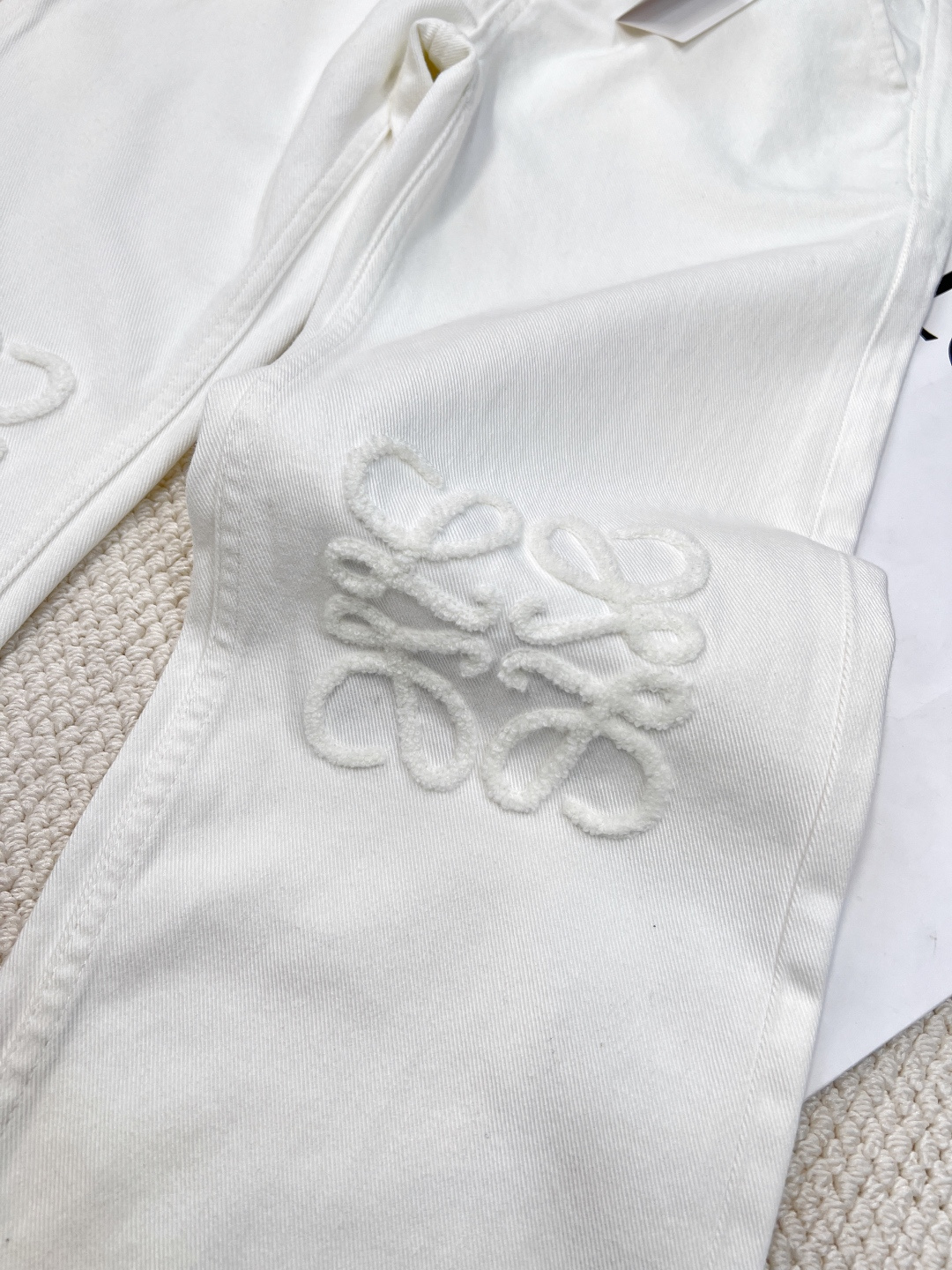 🆕LOEWE膝盖位毛巾刺绣logo经典款白色牛仔长裤，赛络纺纯棉牛仔面料，这条牛仔裤绝对对可以说好看到炸