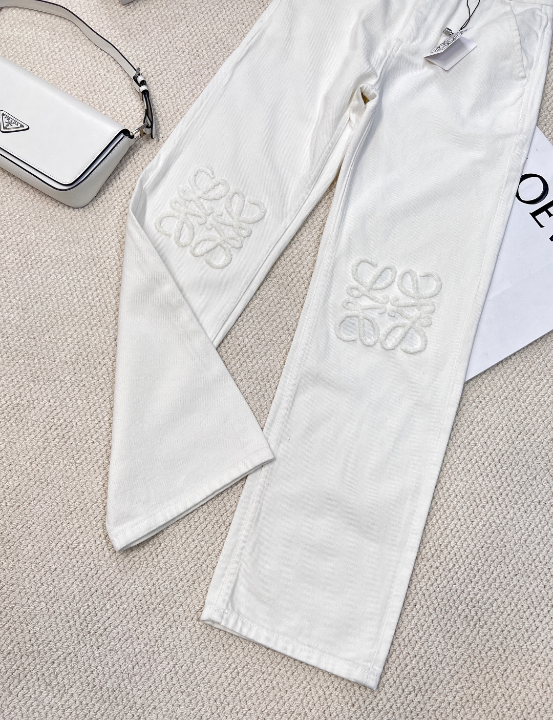 🆕LOEWE膝盖位毛巾刺绣logo经典款白色牛仔长裤，赛络纺纯棉牛仔面料，这条牛仔裤绝对对可以说好看到炸