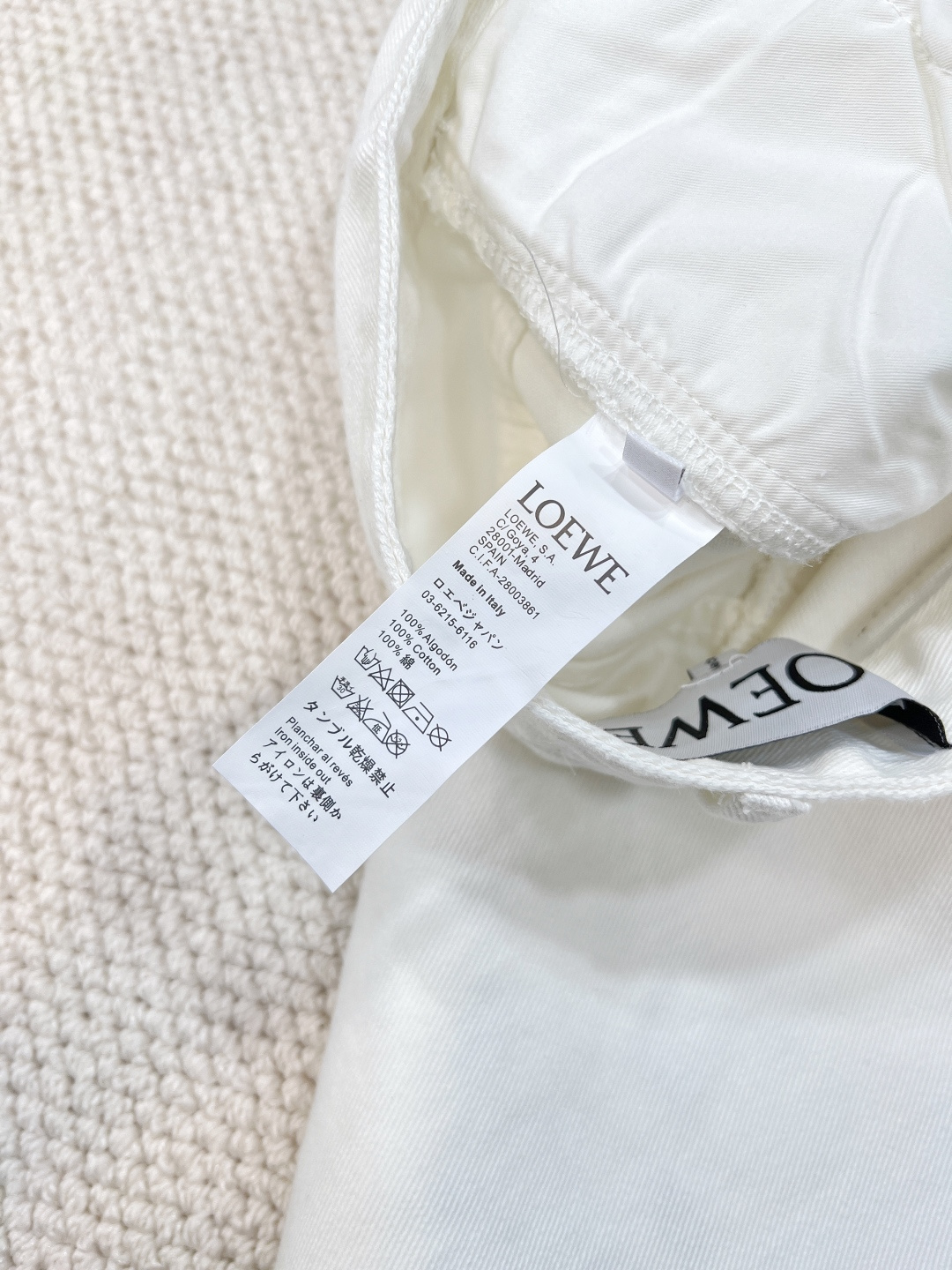 🆕LOEWE膝盖位毛巾刺绣logo经典款白色牛仔长裤，赛络纺纯棉牛仔面料，这条牛仔裤绝对对可以说好看到炸